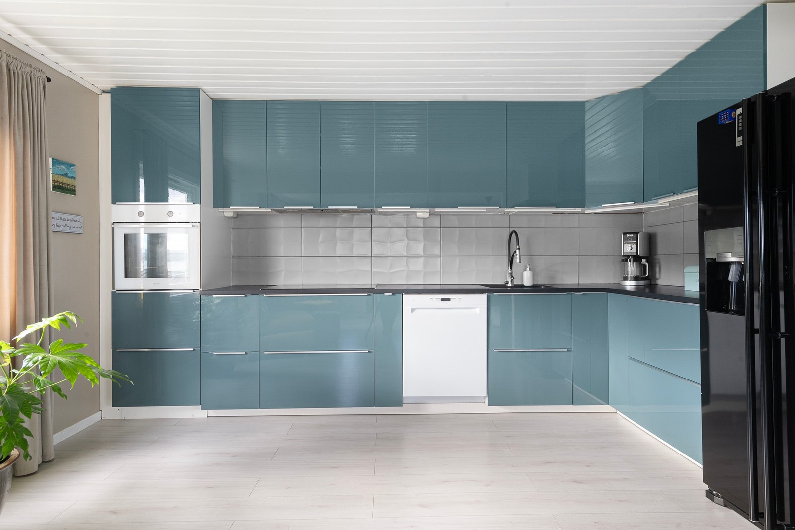 Kjøkkeninnredning fra Ikea med glatte fronter (2017). Galleribilde