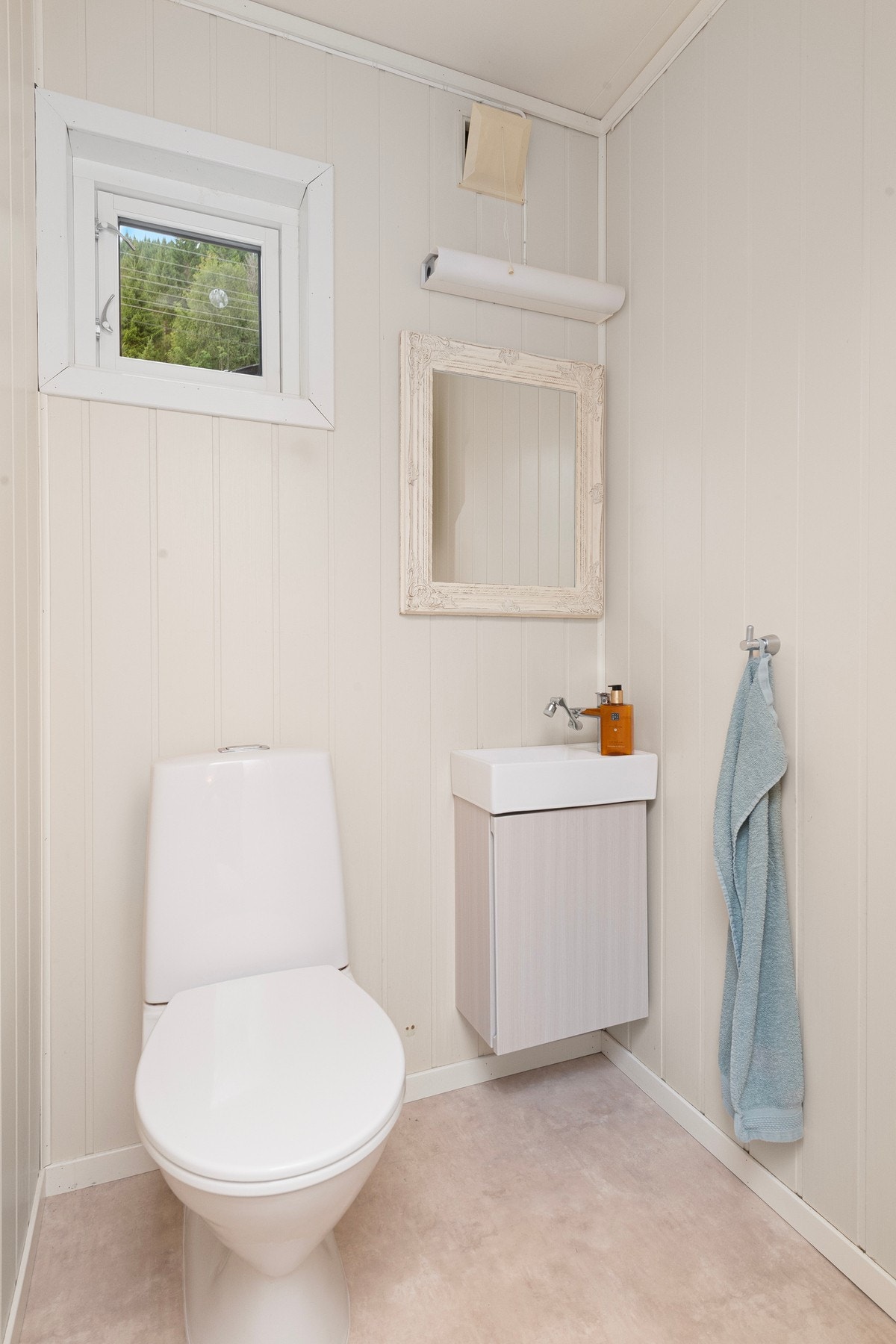 Separat WC rom i 1. etasje Galleribilde