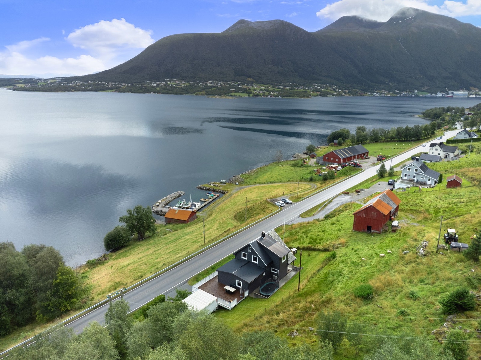 Sjønær og landlig beliggenhet. Galleribilde