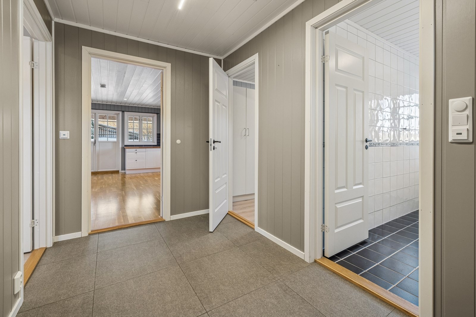 Fra gangen er det direkte adkomst til bad, soverom og boligens sosiale soner. Galleribilde