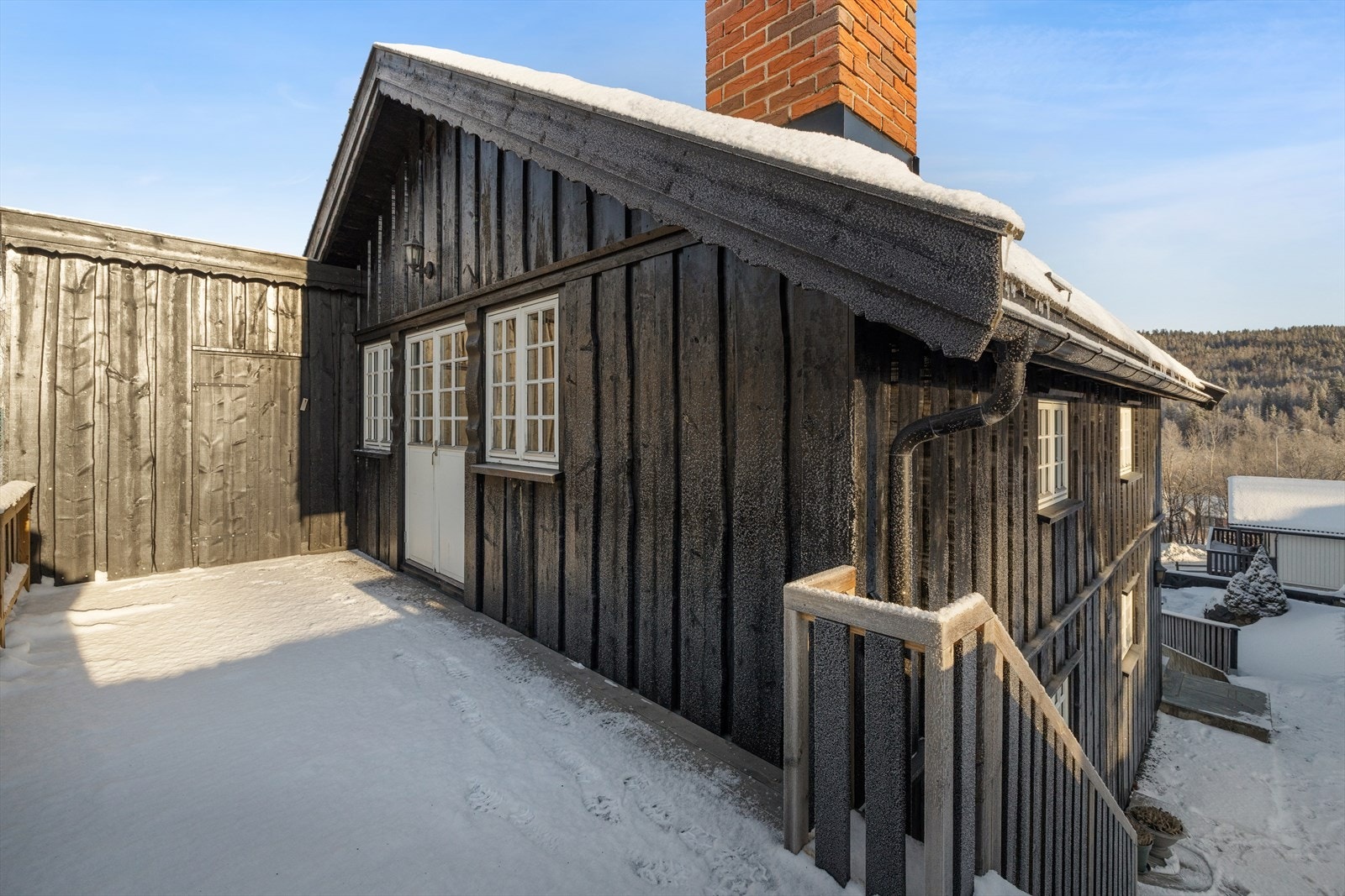 Den solide trekonstruksjonen og utgangen til terrassen understreker boligens kvalitet. Galleribilde