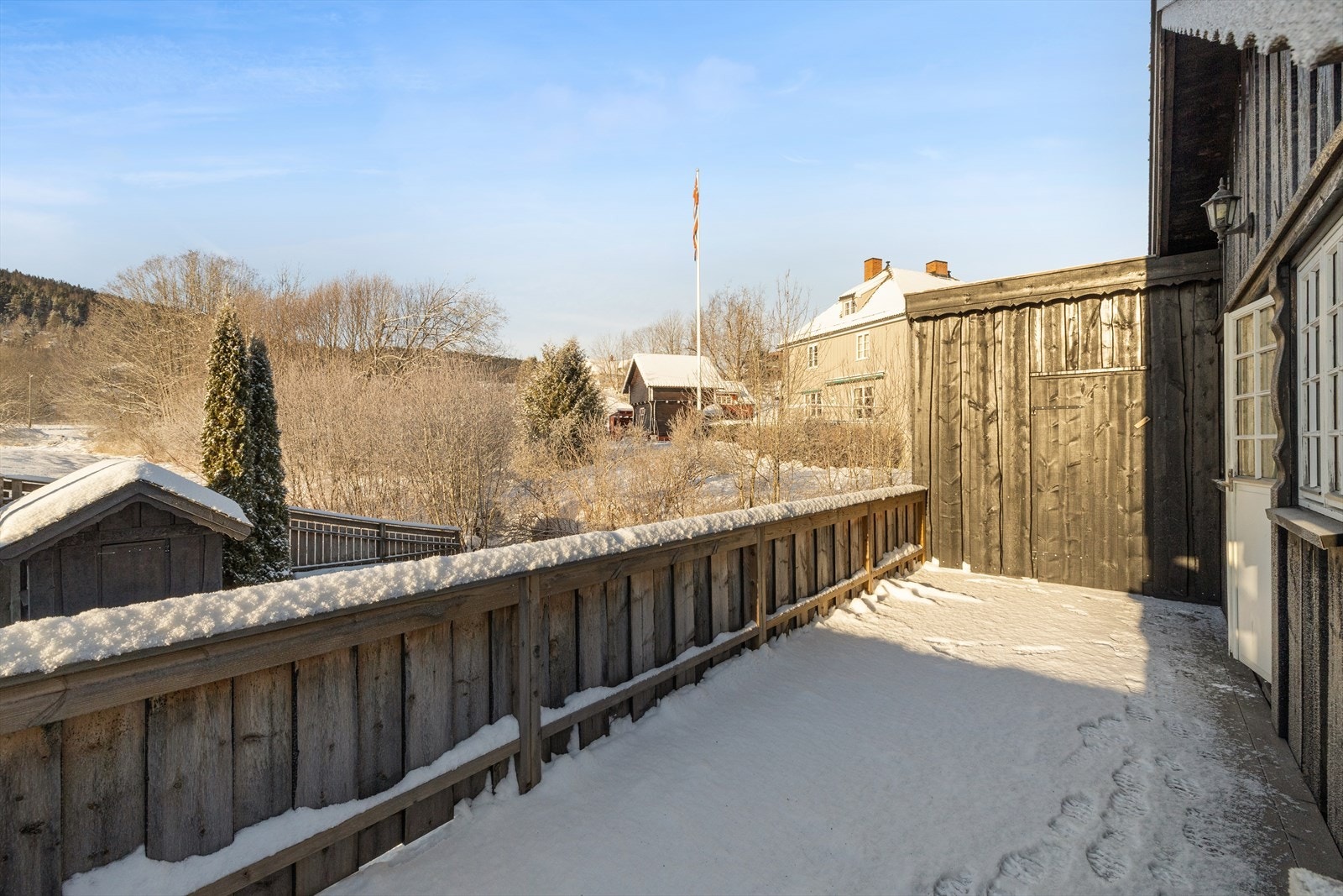 En romslig terrasse med solid rekkverk inviterer til avslapning utendørs. Galleribilde