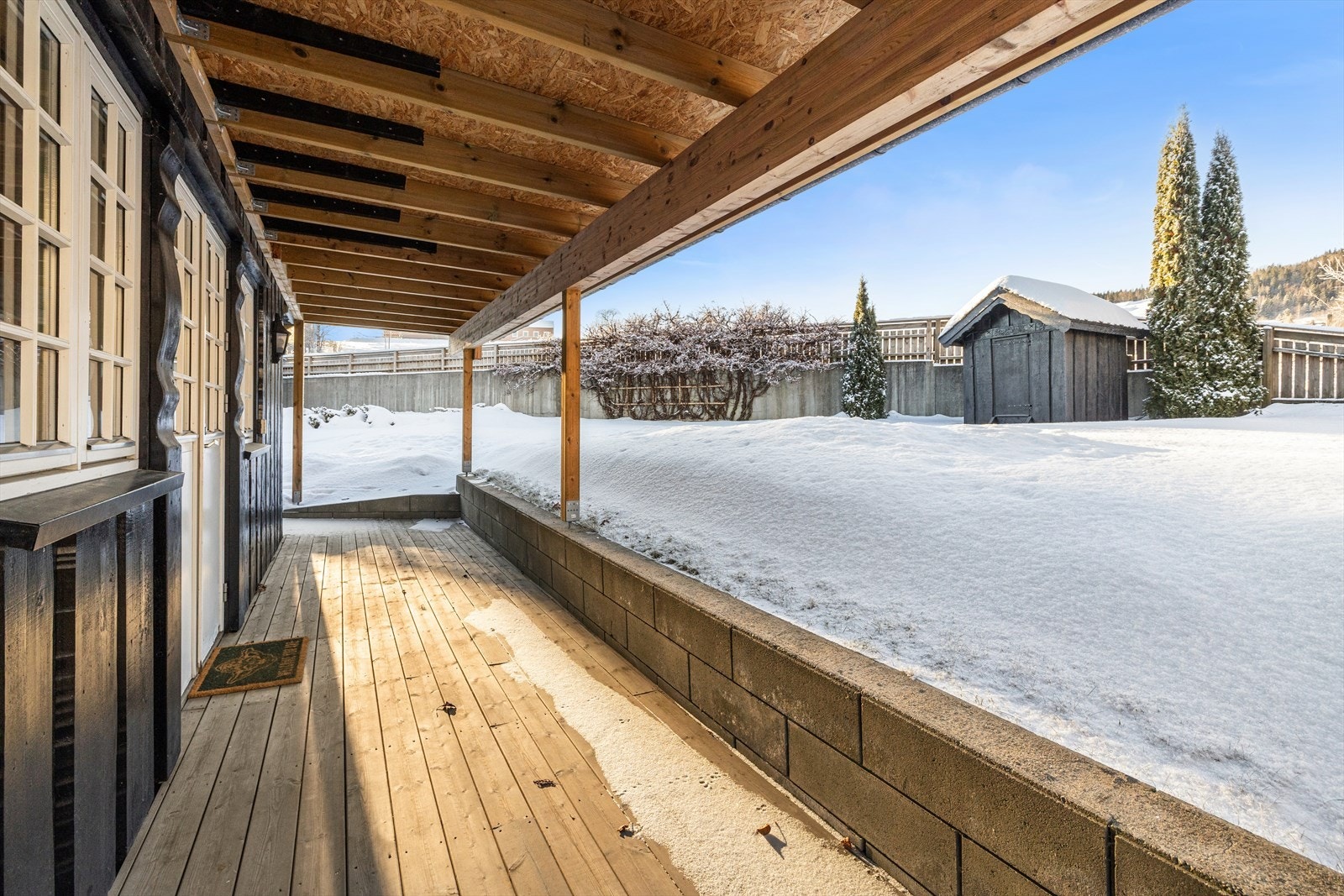 Herfra er det direkte utgang til en solrik terrasse med god plass for utemøbler. Galleribilde