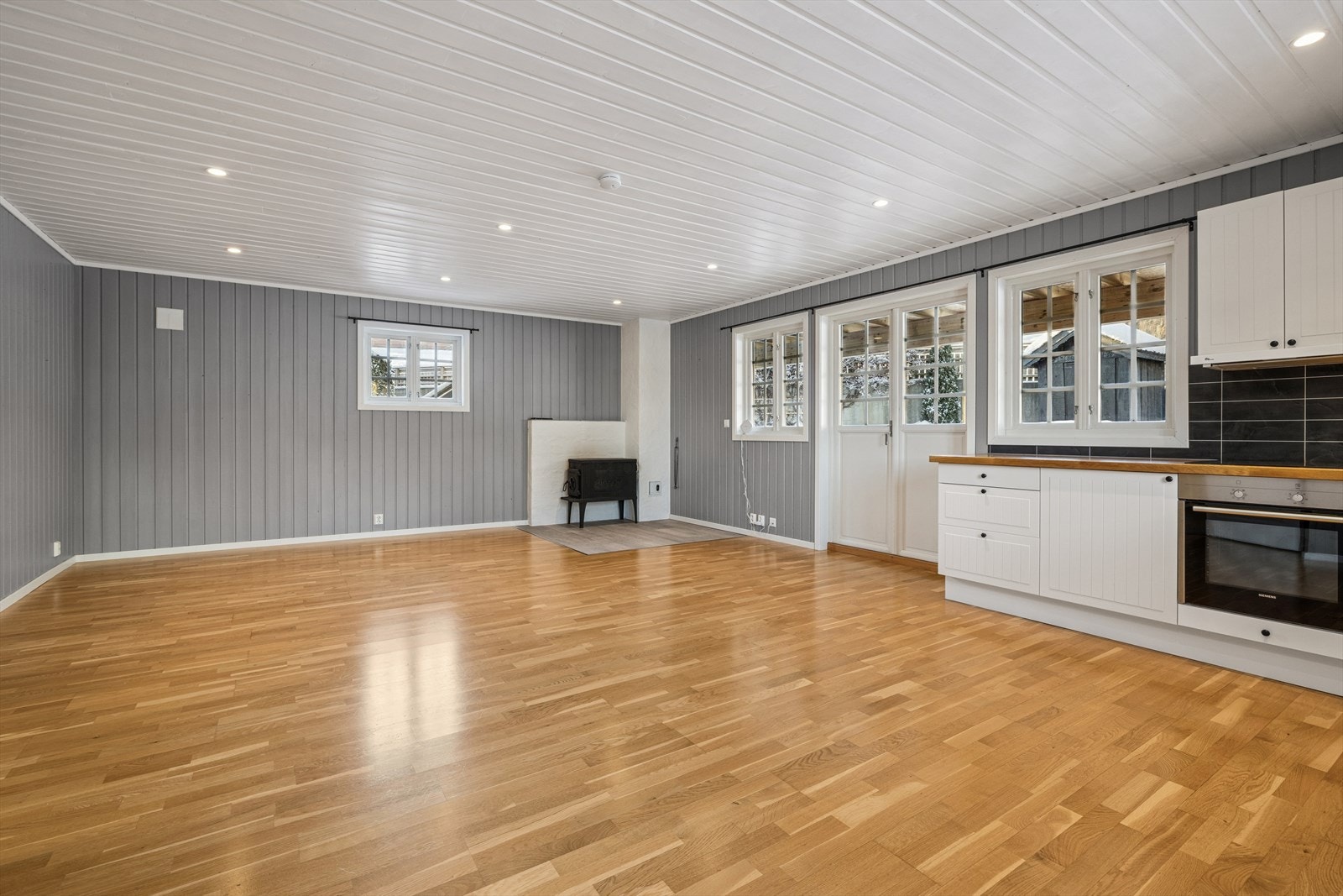 Her kan du nyte peisovnen og den åpne løsningen mot kjøkkenet. Utgang til en terrasse på 13 m². Galleribilde