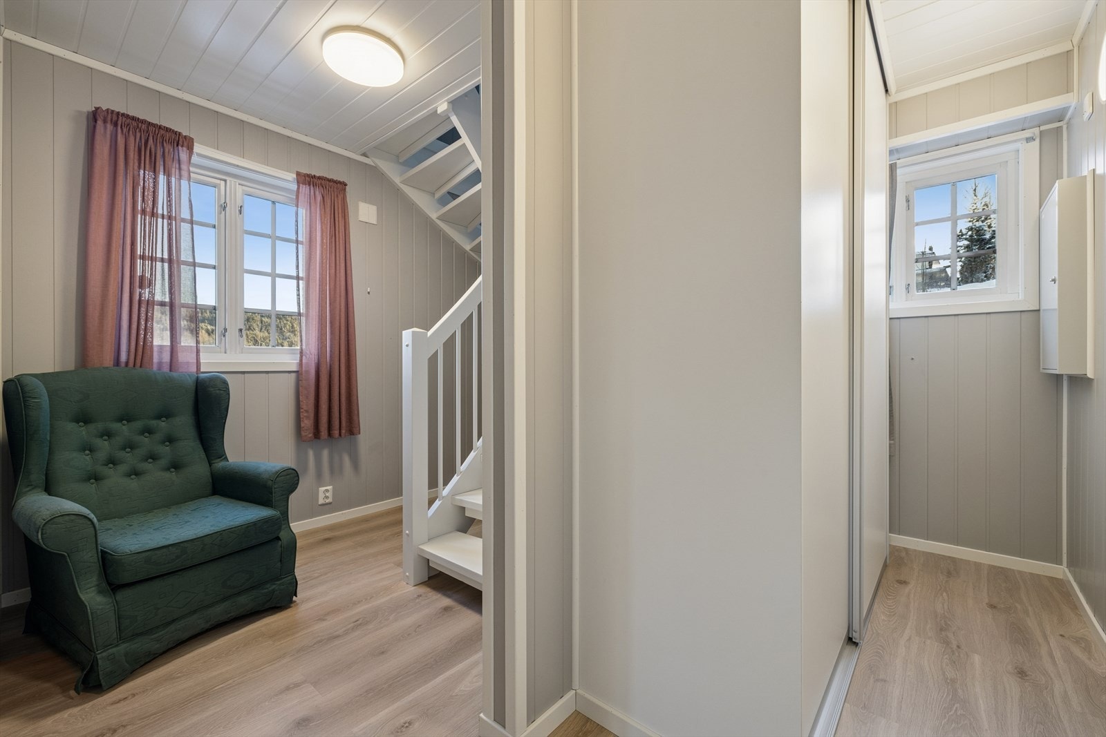 Trapperom/garderobe. Trapp som leder opp til en innholdsrik 2. etasje. Galleribilde