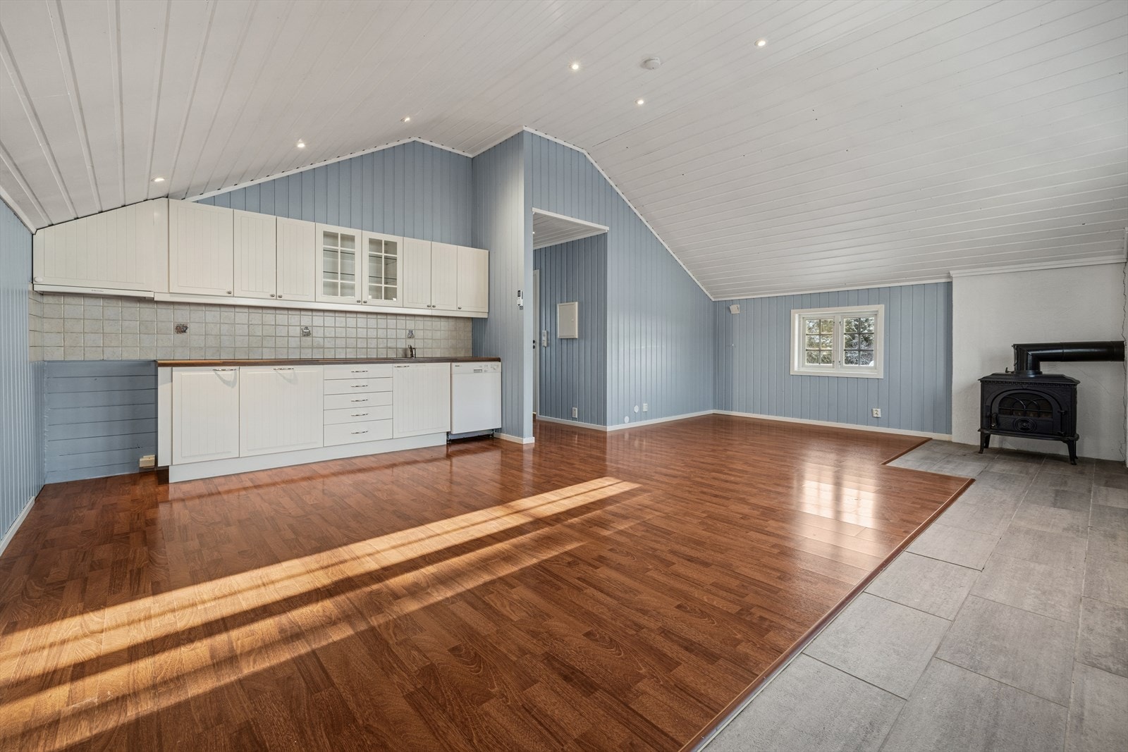 Den åpne løsningen med kjøkken og stue under skråtak gir et unikt preg til denne etasjen. Galleribilde