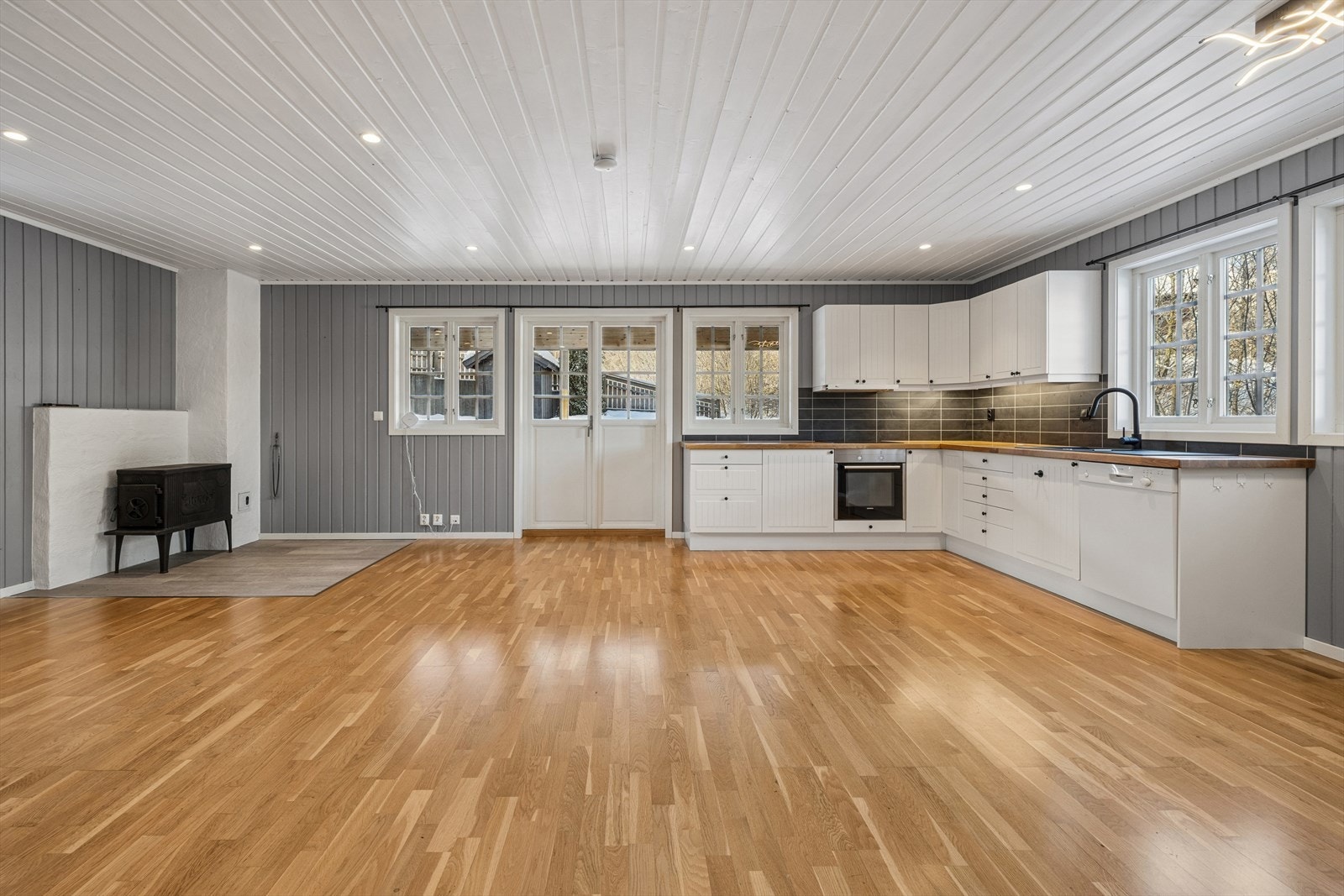 Store vindusflater sikrer rikelig med naturlig lysinnslipp. Galleribilde