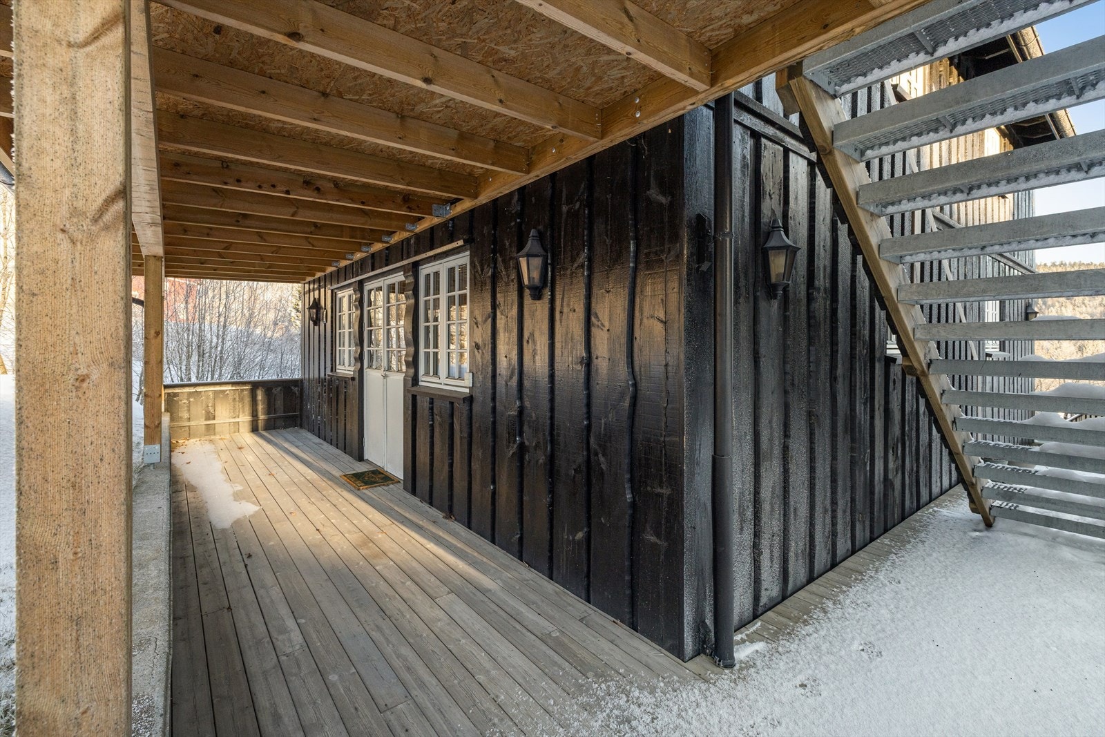 Den overbygde terrassen gir en lun uteplass og beskyttelse mot vær og vind. Galleribilde