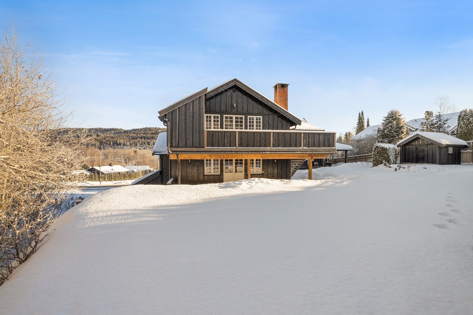 Boligen fra baksiden viser god plass rundt og utsikt over nærområdet. Galleribilde