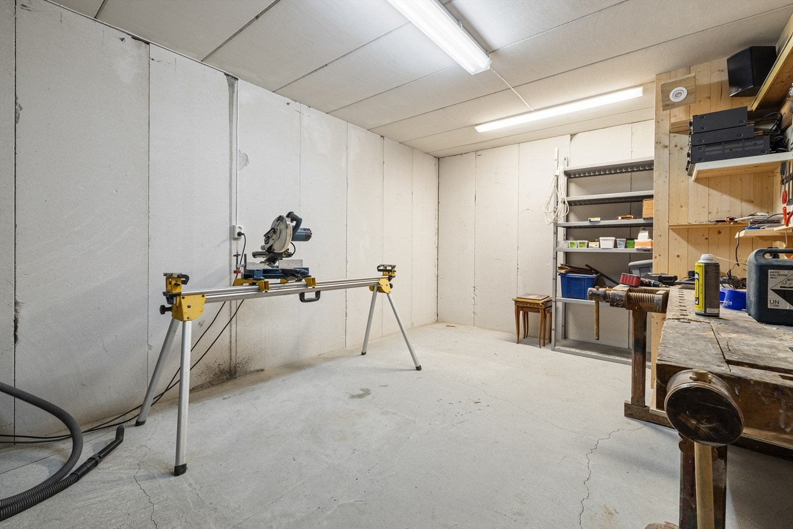 Praktisk snekkerbod med gode lagringsmuligheter. Utgang til terrasse. Galleribilde