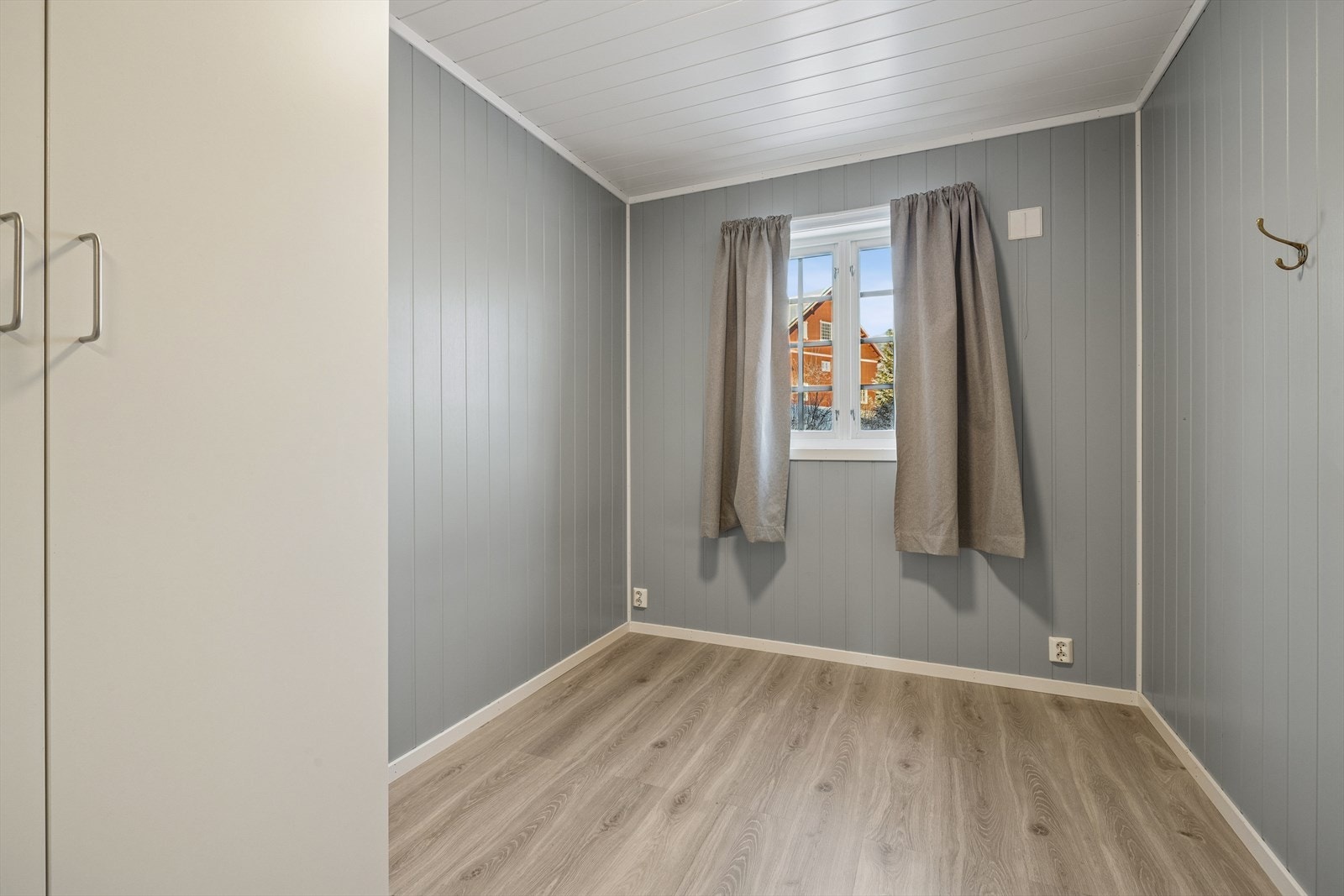 Et lyst og praktisk soverom med god plass til seng og oppbevaring. Galleribilde