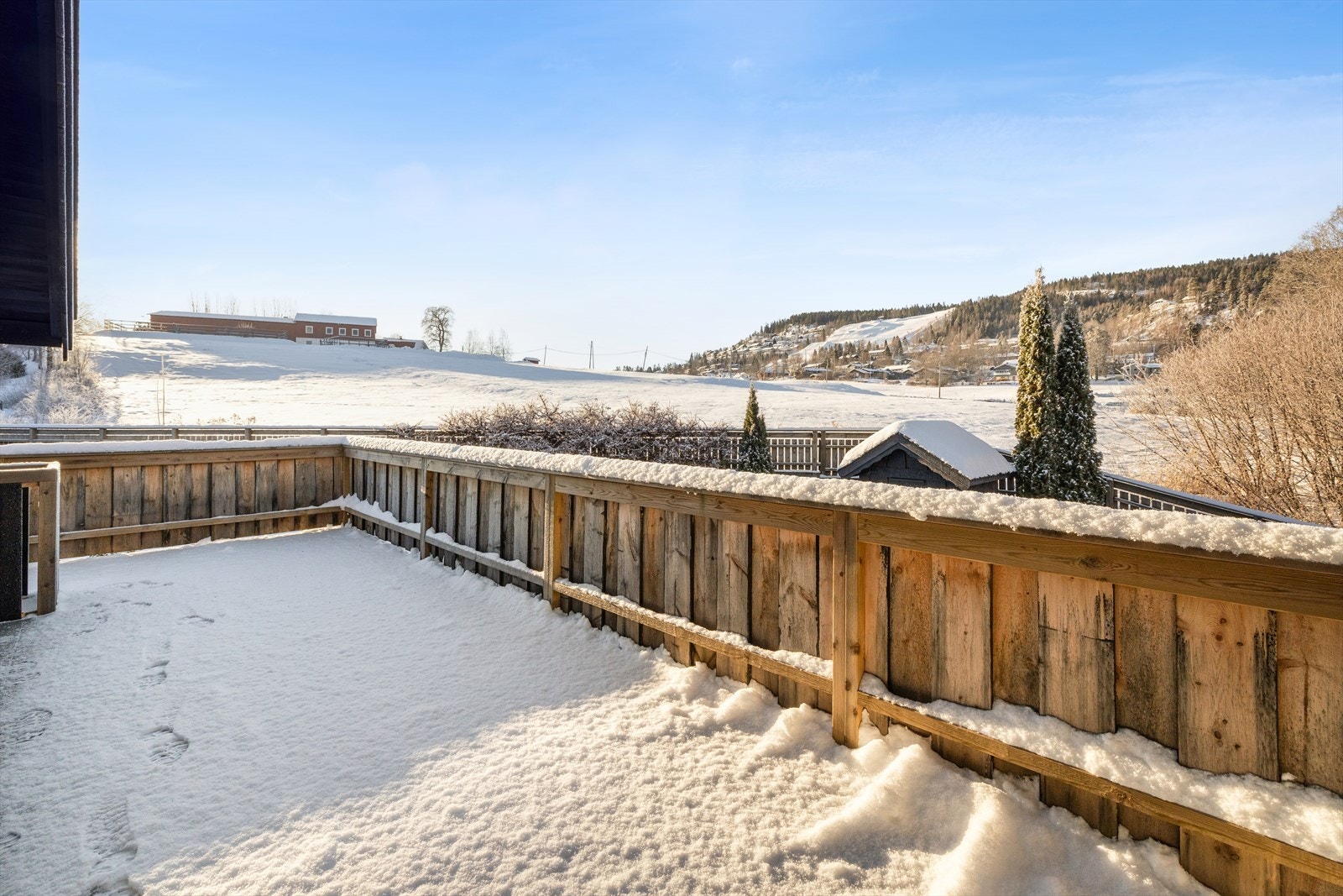 Området i Bærum kommune er vurdert som svært trygt, med kort vei til både natur og servicefunksjoner. Galleribilde