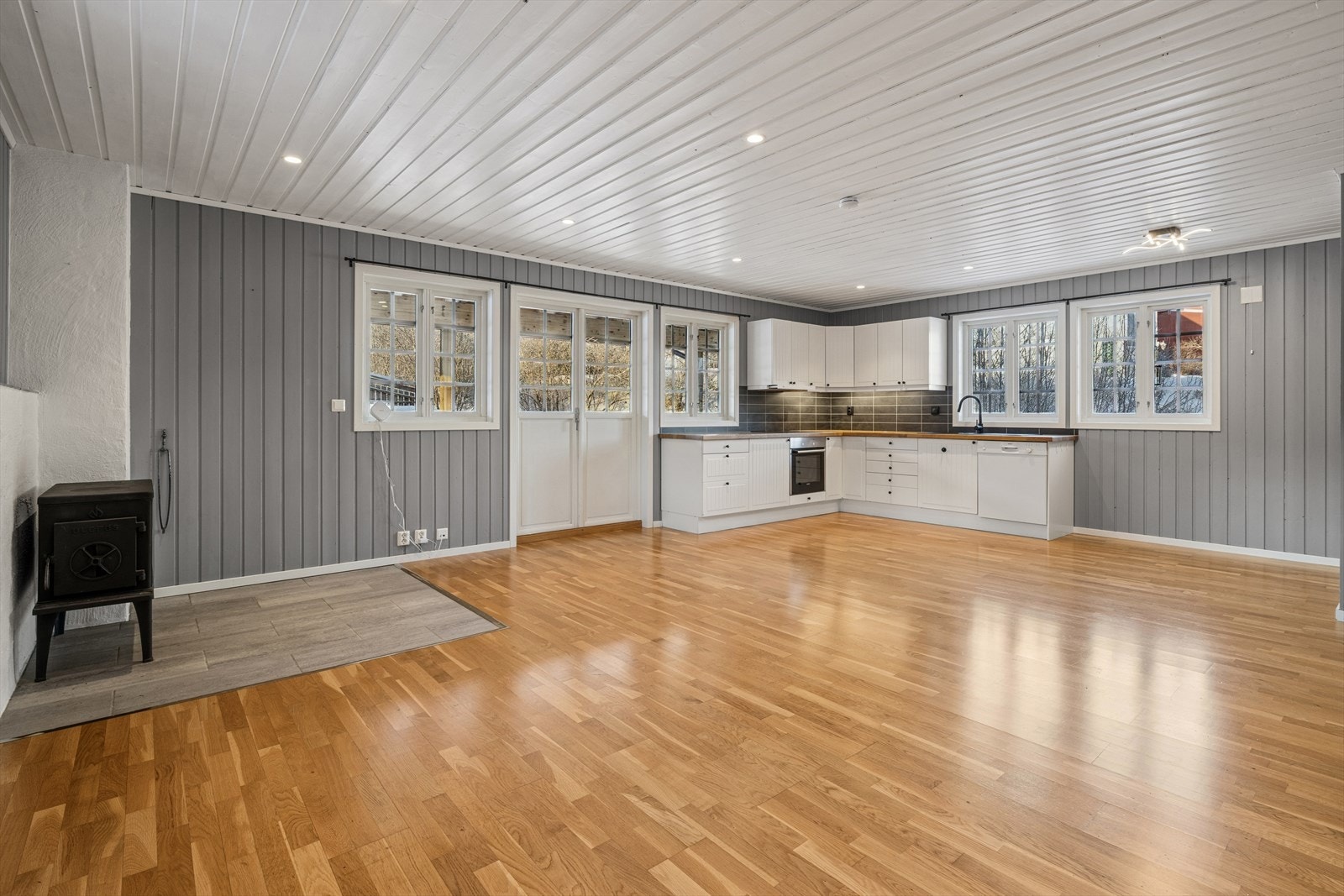 Stuen og kjøkkenet danner et åpent og luftig allrom, ideelt for samvær. Galleribilde