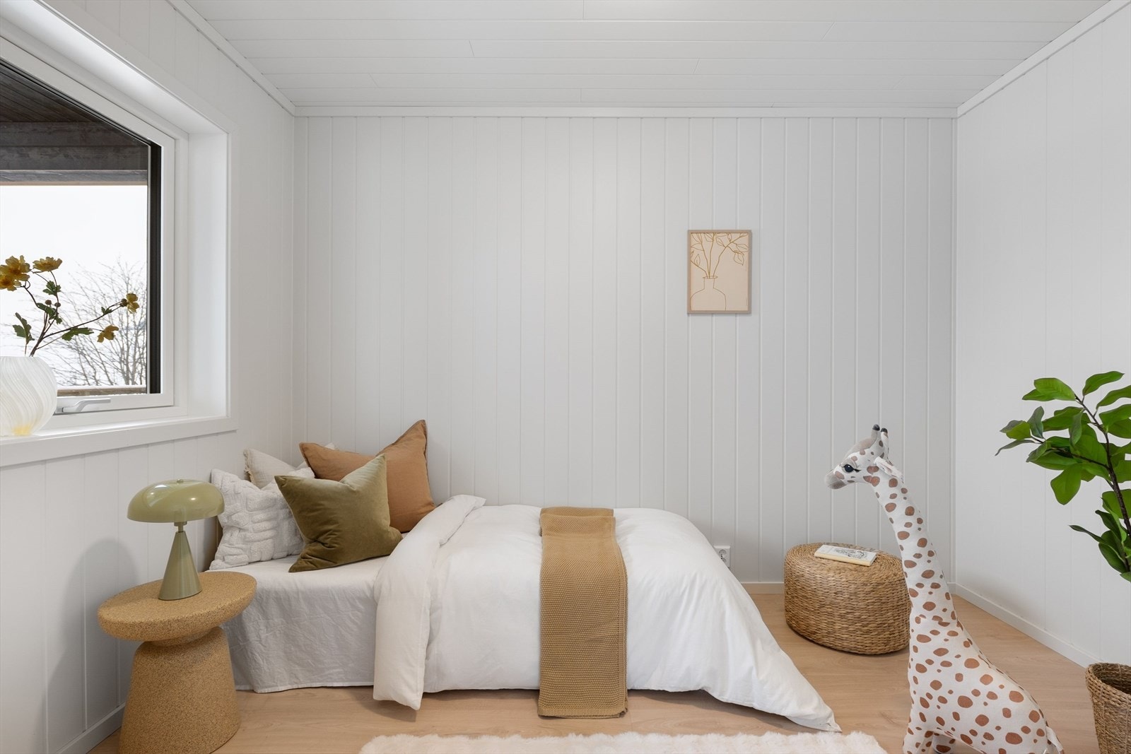 Romslig og lyst soverom - enkelt å innrede med seng og garderobe, også egnet som barnerom Galleribilde