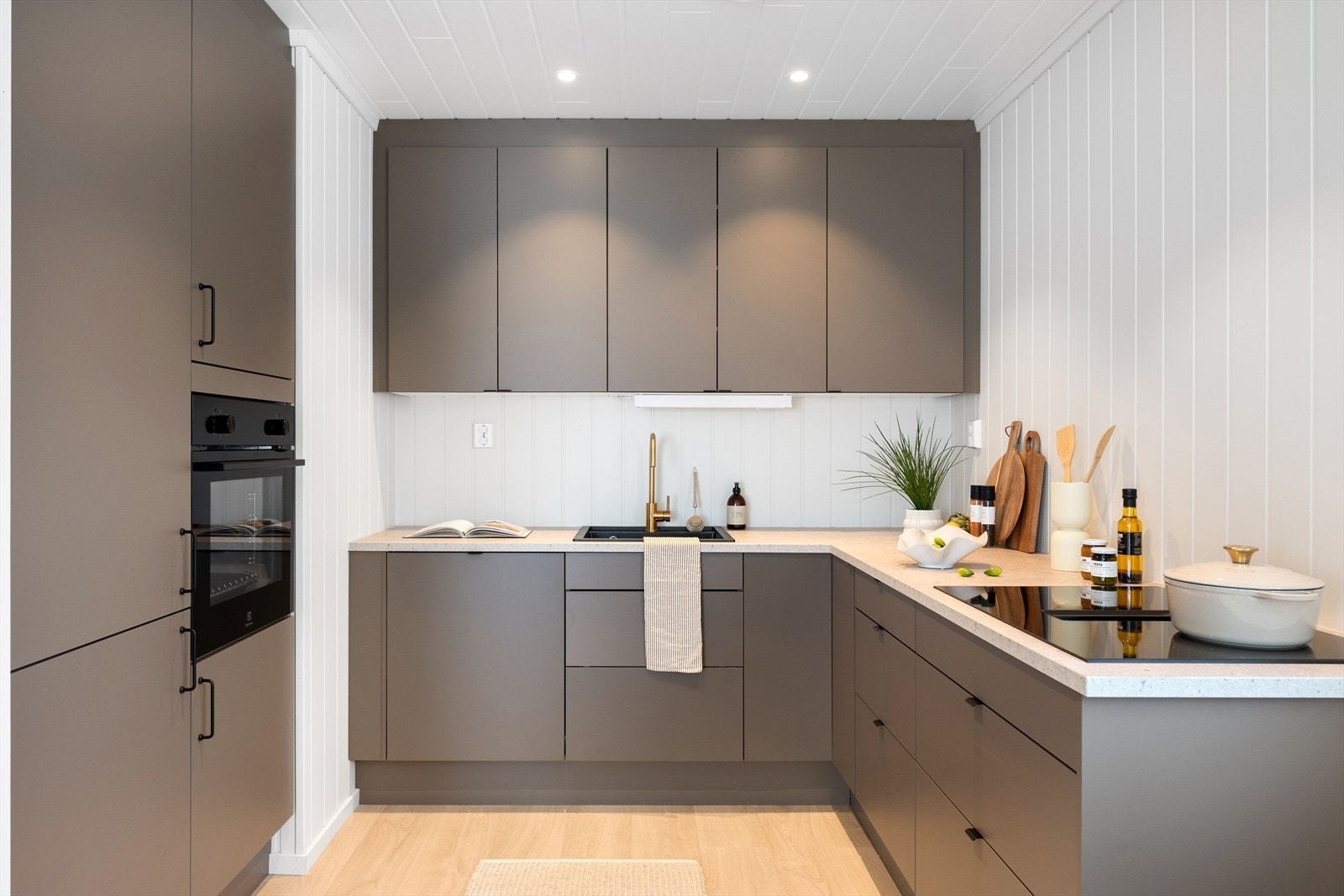 Elegant kjøkken i moderne og tidløst design med integrerte hvitevarer fra AEG. Galleribilde