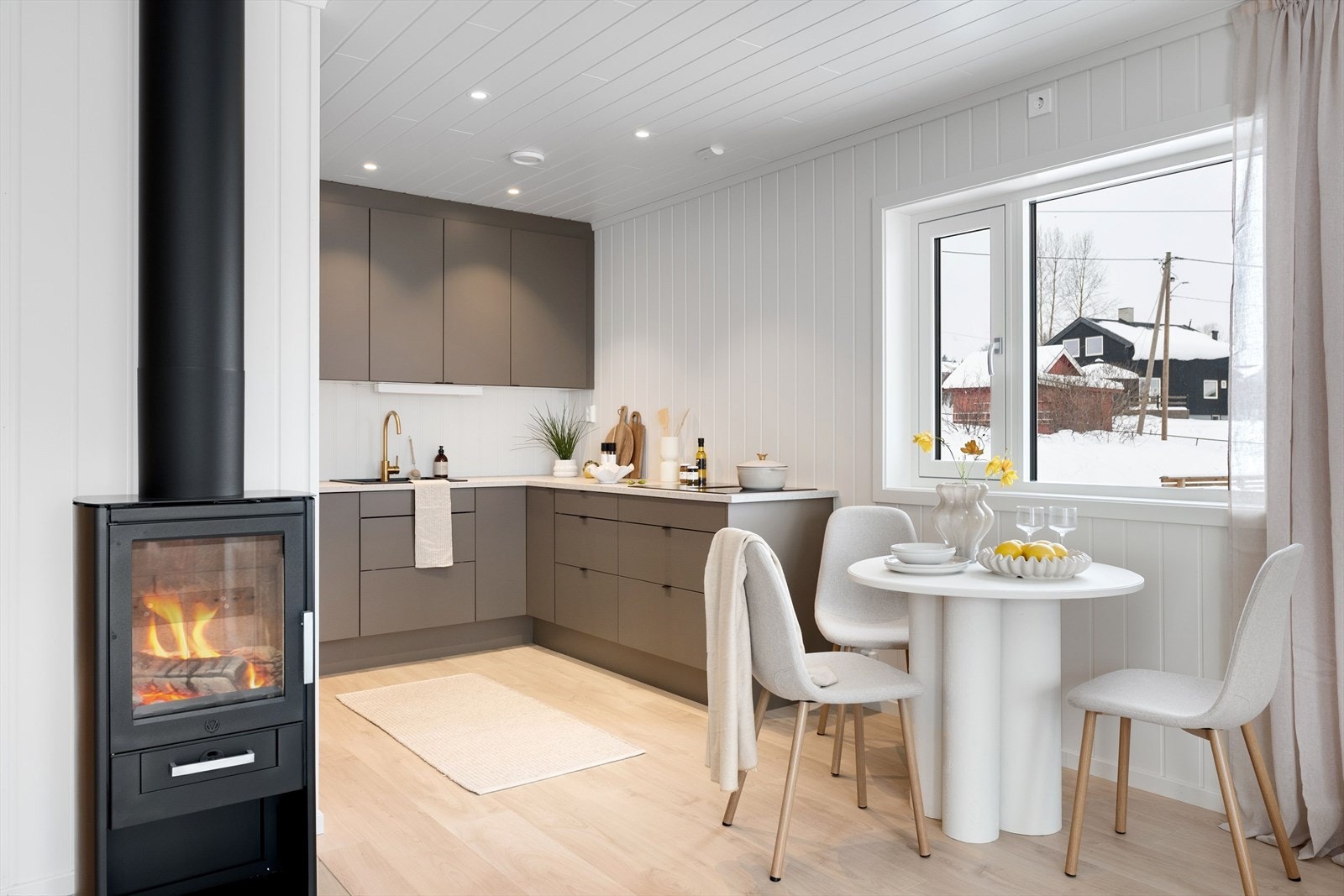 Her er det rom for bord på kjøkken, ideelt for frokost og en rolig kaffekopp. Galleribilde