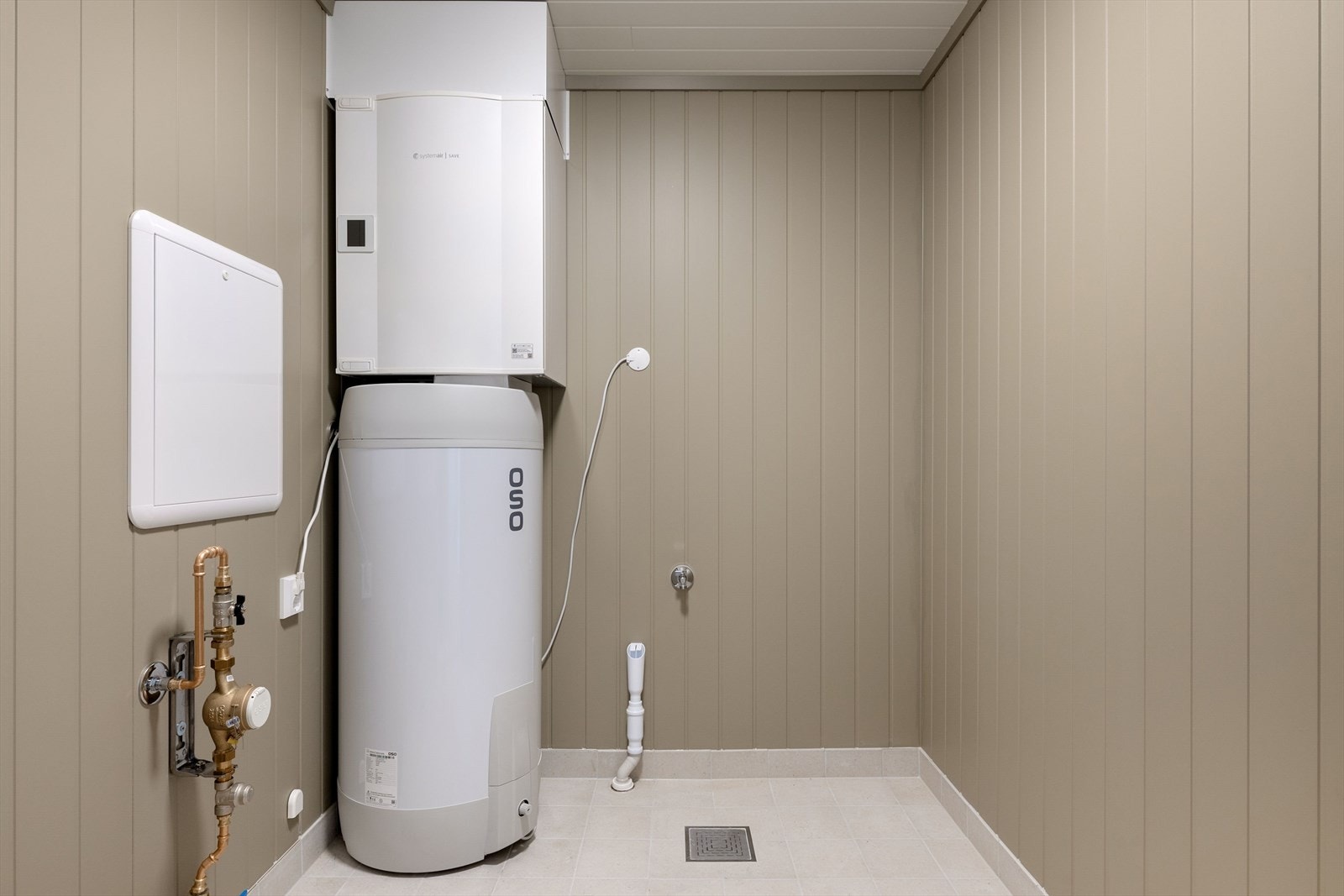 Teknisk rom med opplegg for vaskemaskin og mulighet for ekstra toalett. Galleribilde