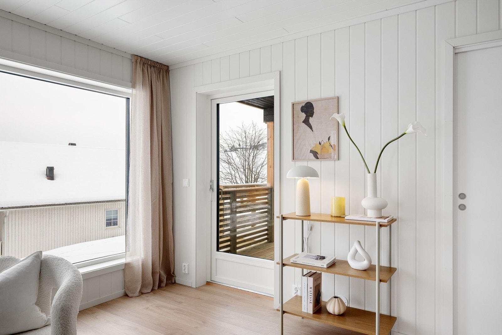 Fra stua er det utgang til terrasse. Galleribilde