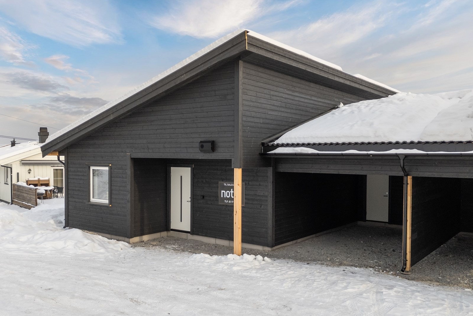 Inngangsparti og carport. Galleribilde