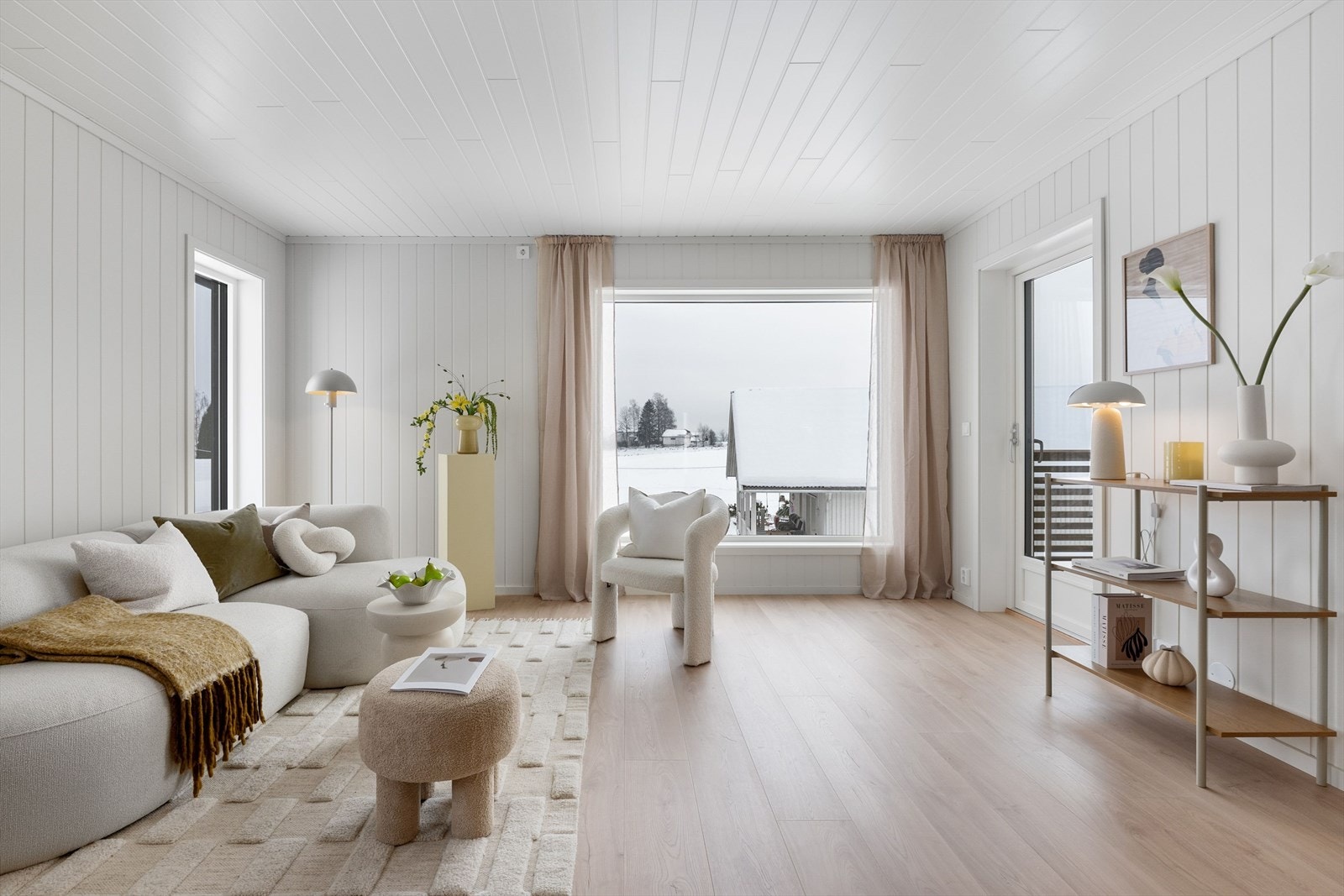 Lys og innbydende stue med store vindusflater som gir mye naturlig lys. Galleribilde