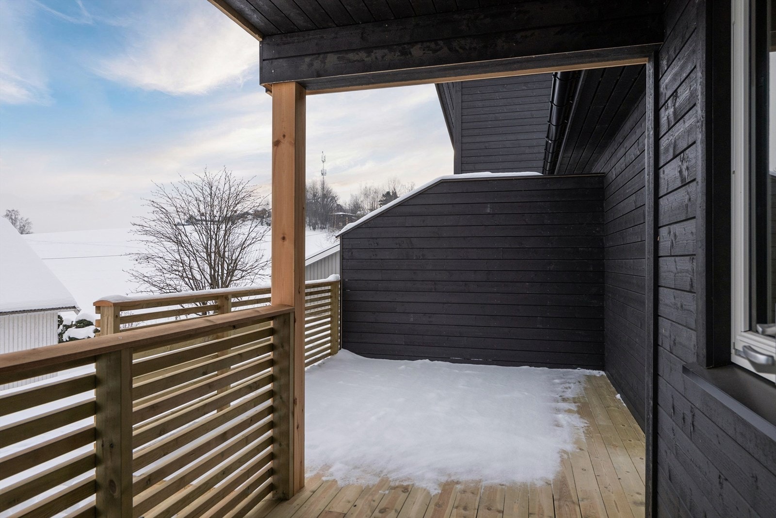 Romslig terrasse med mjøsgløtt - et perfekt sted å lene seg tilbake og nyte de sene sommerkveldene. Galleribilde