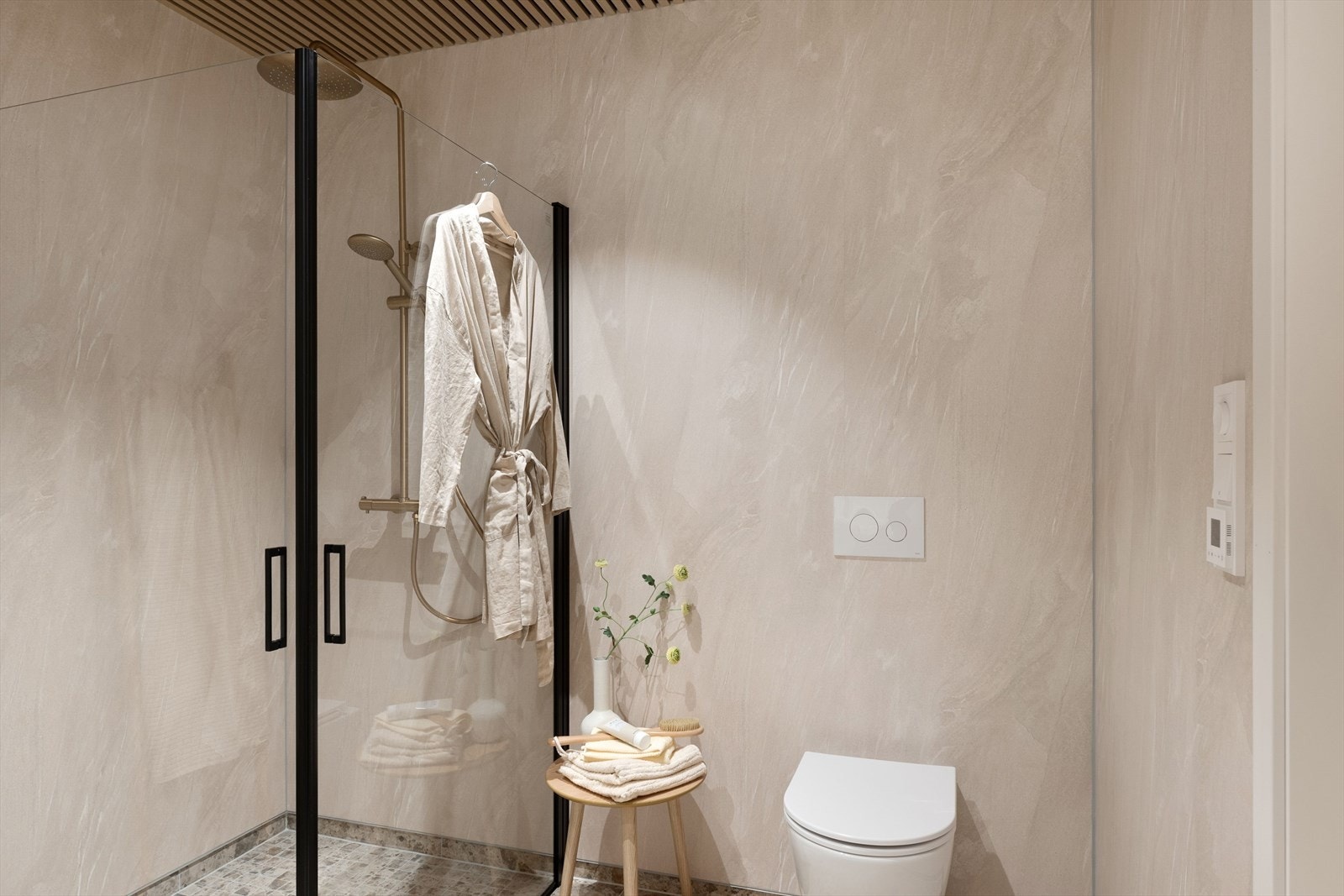 Romslig dusj med 100x100 dusjdører, og vegghengt toalett. Galleribilde