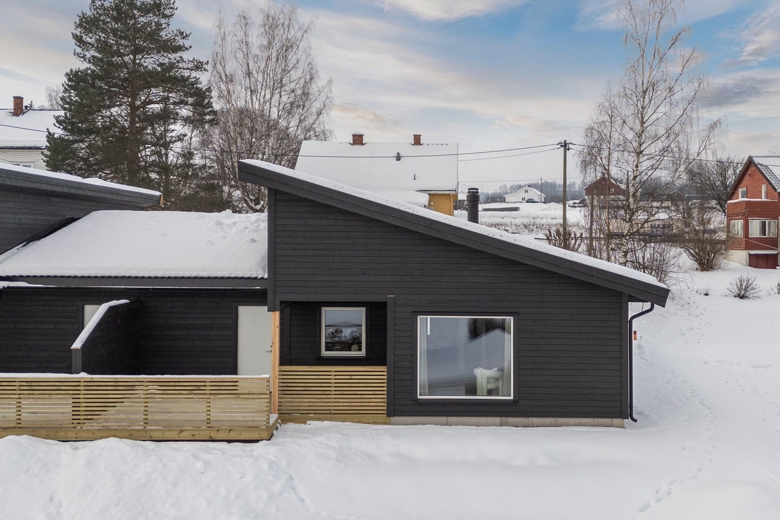 Romslig terrasse og utvendig bod. Galleribilde