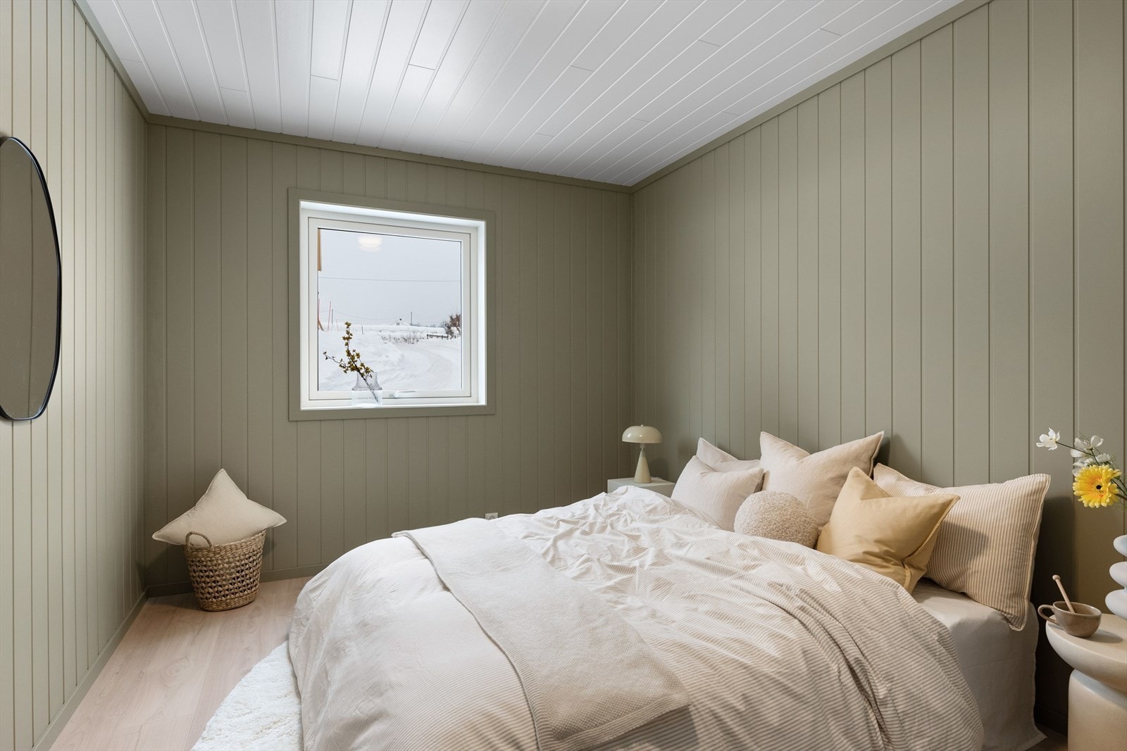 Soverommet er romslig med god plass til dobbeltseng og skap. Galleribilde