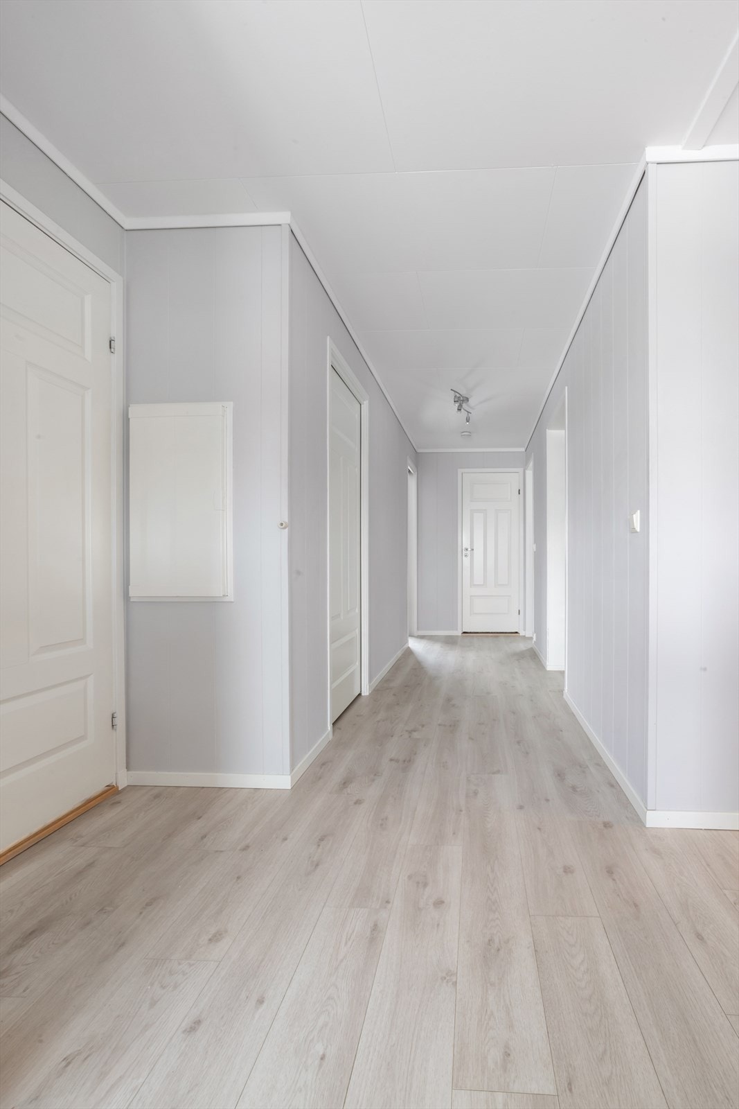 Romlig gang med adkomst til bad og to fine soverom Galleribilde