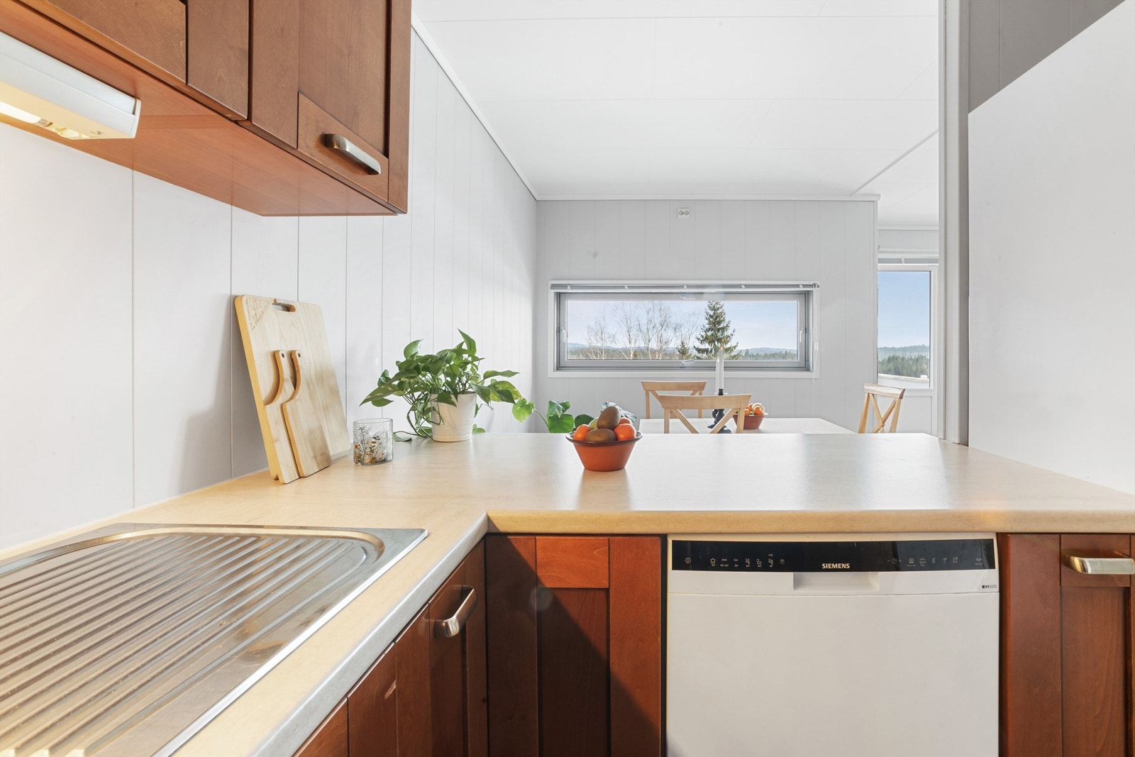 Innredningen byr på godt med skap- og skuffeplass, samt gode arbeidsflater Galleribilde