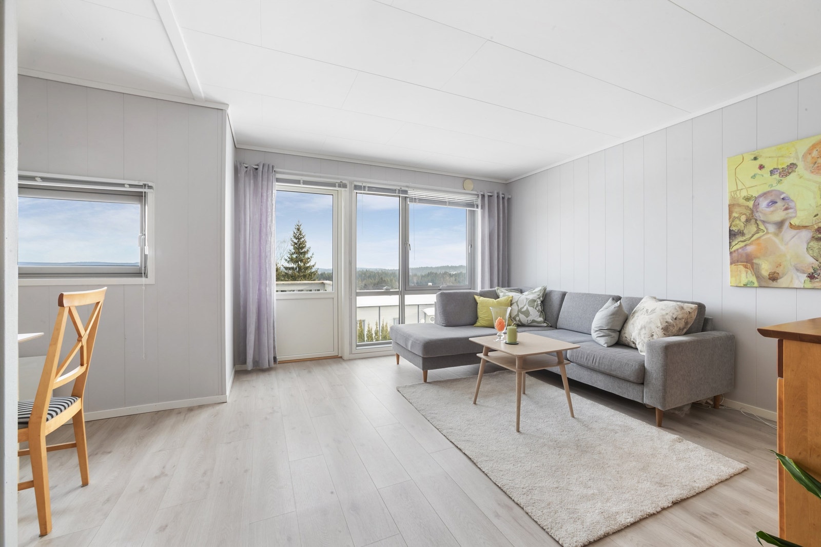 Stuen byr på gode møbleringsmuligheter med plass til sofa, bord, TV og annet møblement Galleribilde