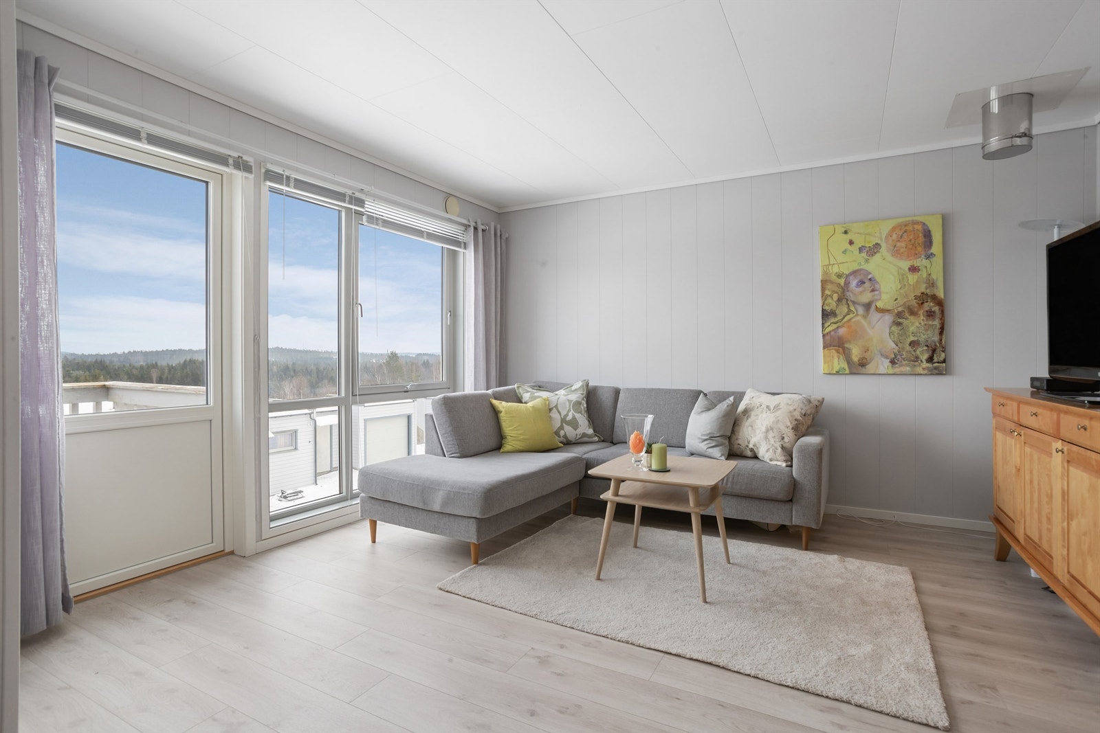 Videre adkomst til stue/kjøkken med store vindusflater, som sørger for rikelig med naturlig lys Galleribilde