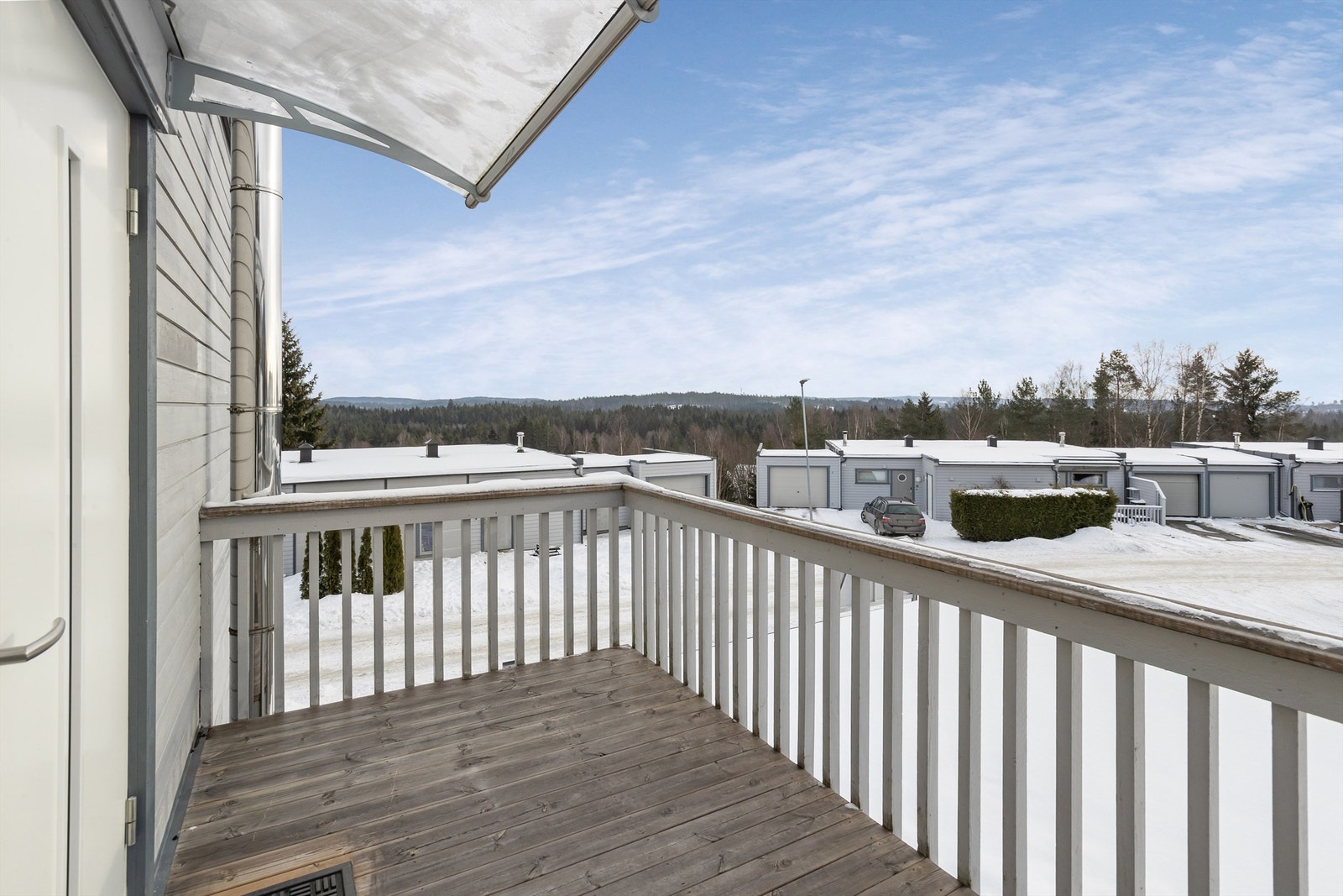 Hyggelig inngangsparti som kan benyttes som uteplass Galleribilde