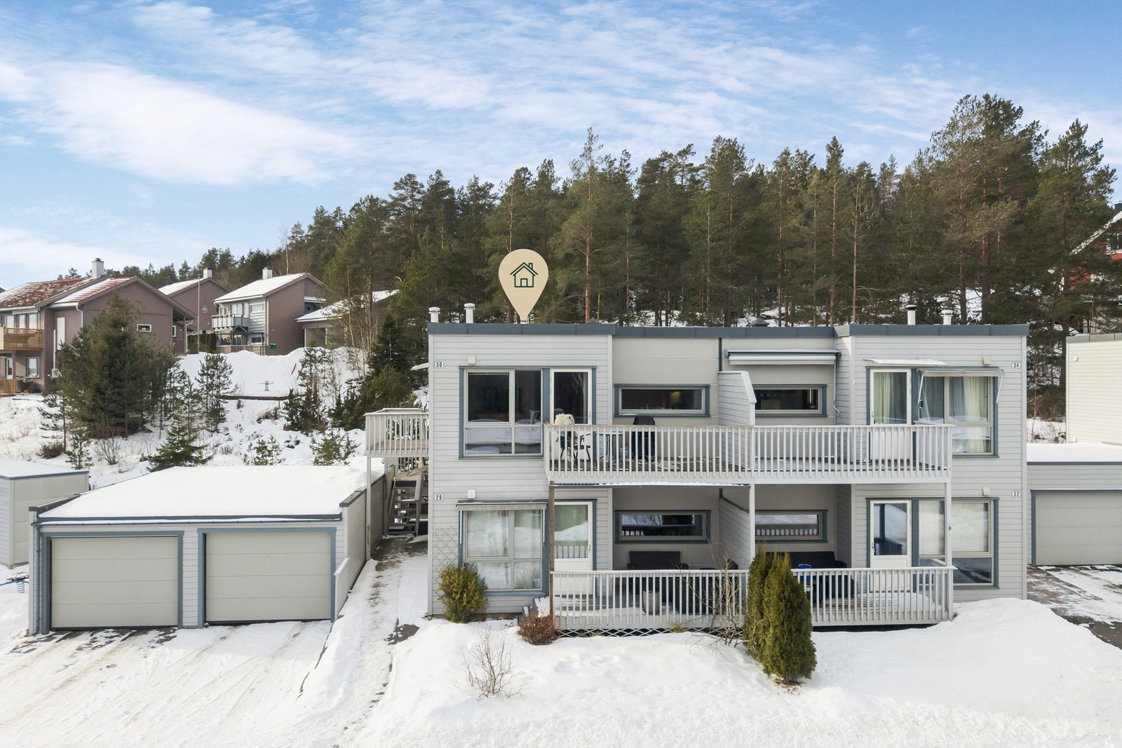 Her bor du i en lys og gjennomgående 3-roms leilighet, med flott utsikt og solrike uteplasser Galleribilde