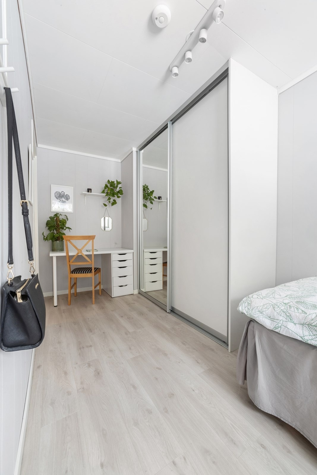 Gulv er belagt med tidsriktig laminat Galleribilde