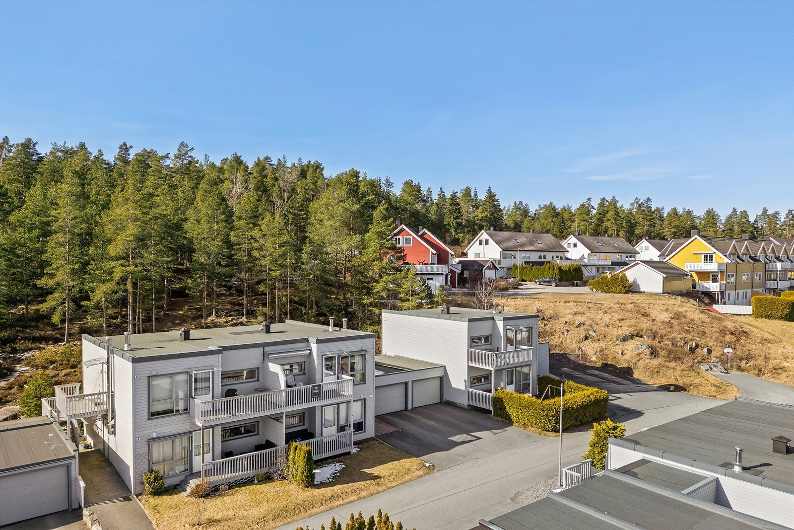 Boligens 3 uteplasser mot syd og vest, gir rom for å velge mellom sol og skygge gjennom sommerhalvåret (Sommerbilde fra tidligere salg) Galleribilde