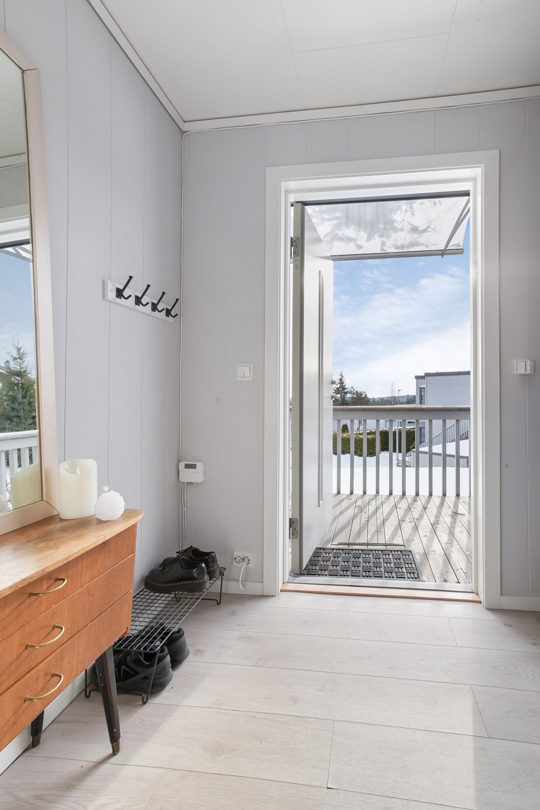 Velkommen inn i en innbydende entré med varmekabler Galleribilde