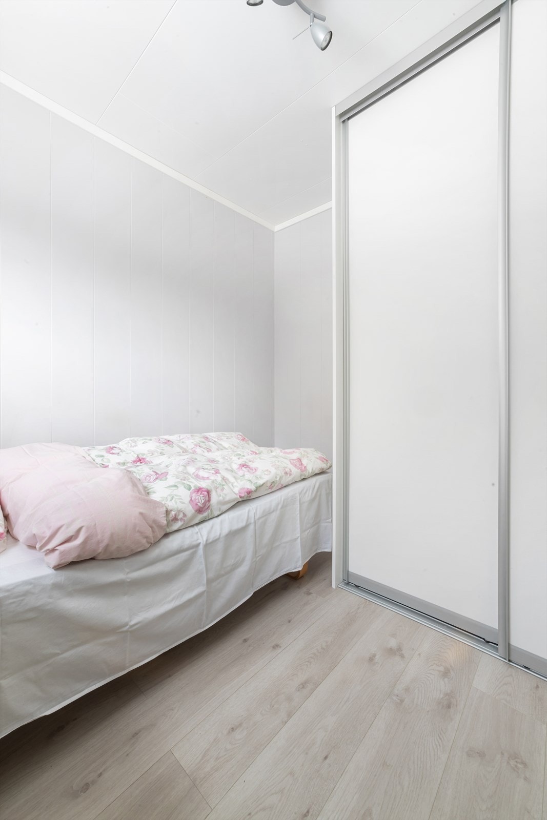 Det er godt med oppbevaringsplass i skyvedørsgarderobene Galleribilde