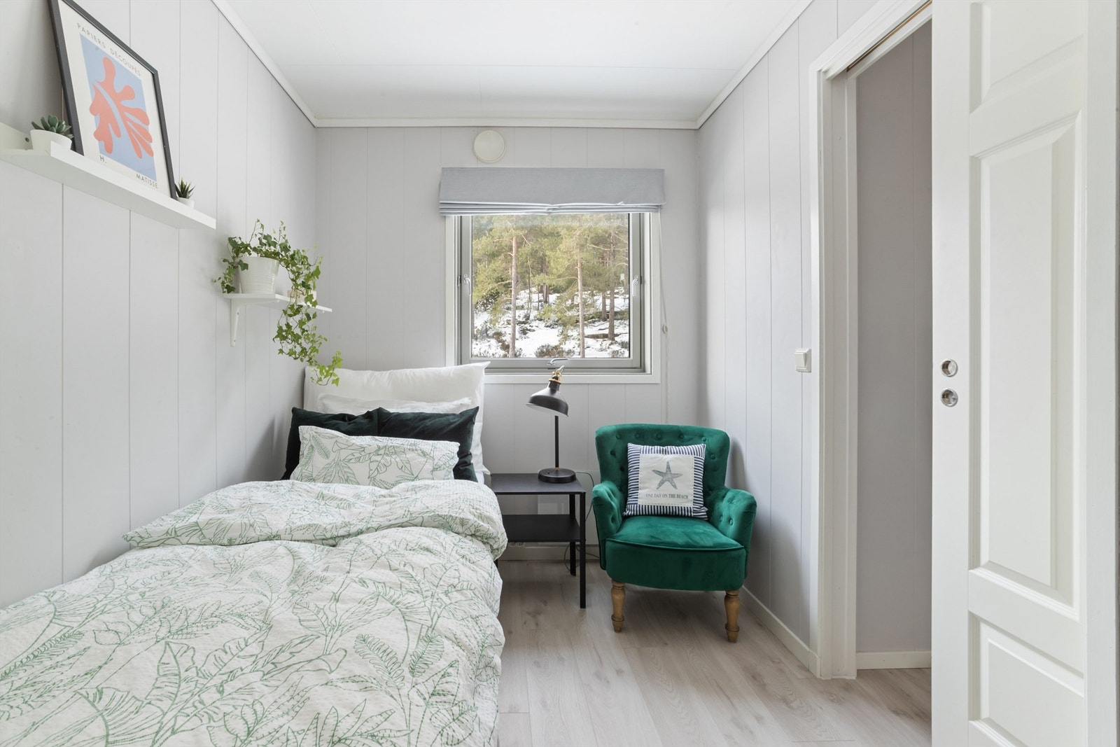 Leiligheten har to fine soverom med skogen som nærmeste nabo Galleribilde