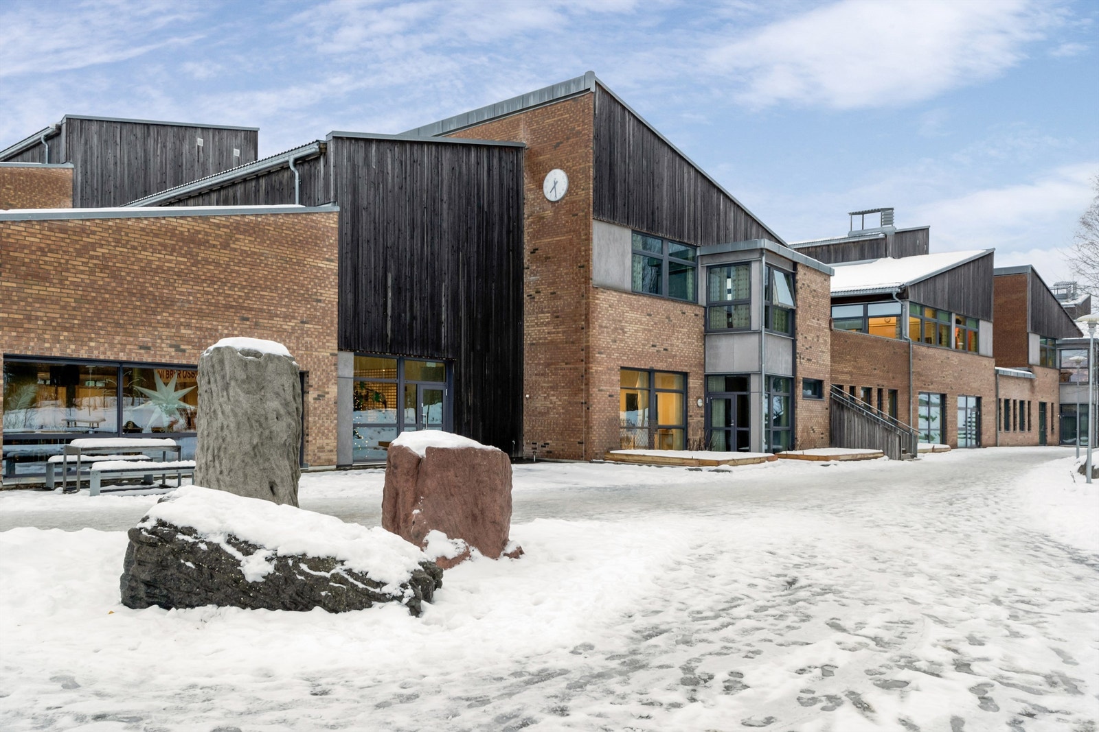 Haugjordet ungdomsskole i gang/sykkelavstand Galleribilde