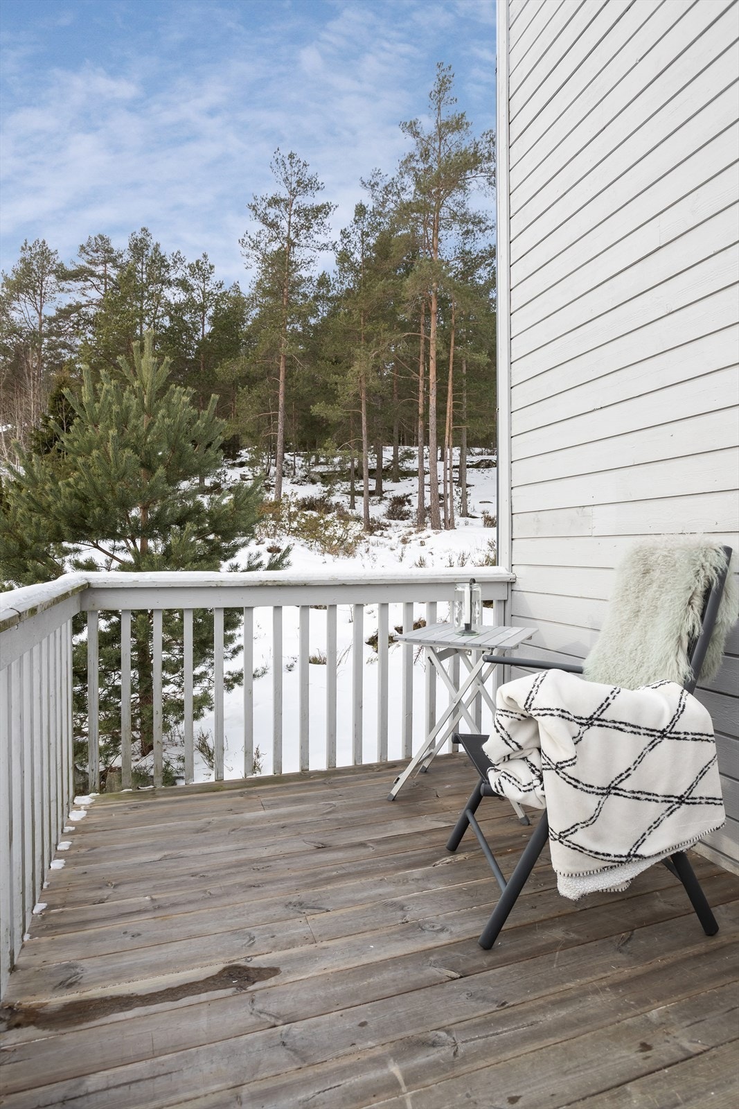 Baksiden av leiligheten grenser mot skog. Her kan du sitte skjermet og lunt Galleribilde