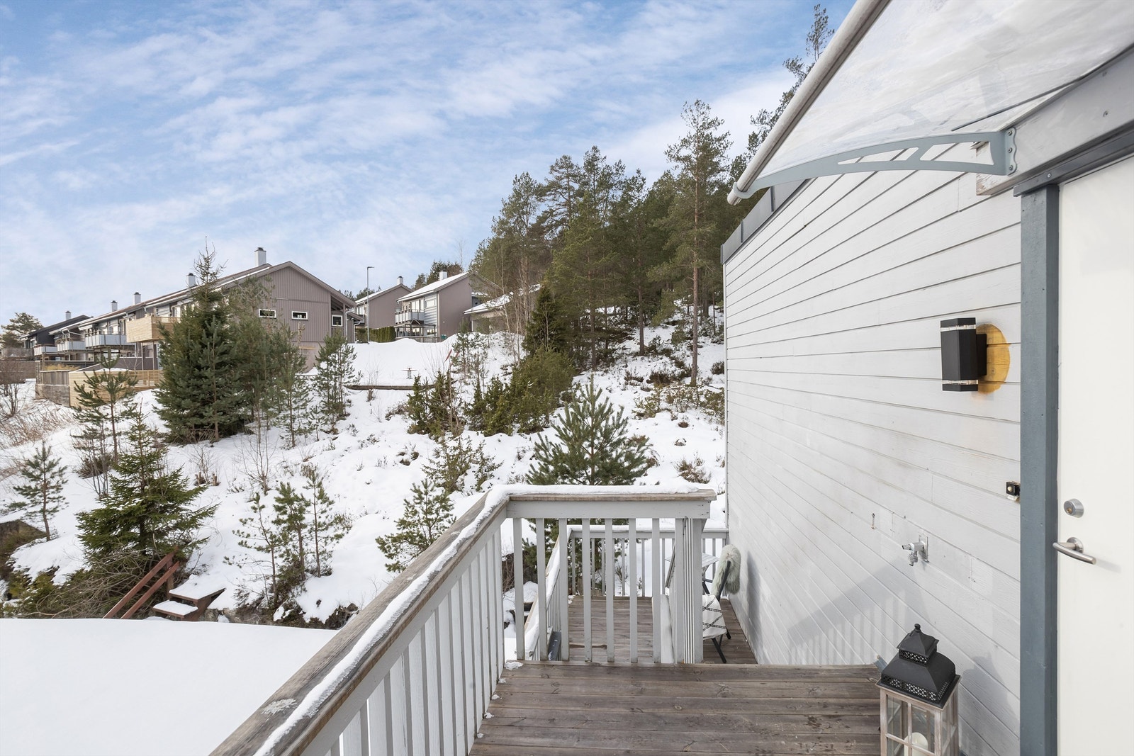 Inngangsparti med snøfanger og utekran Galleribilde