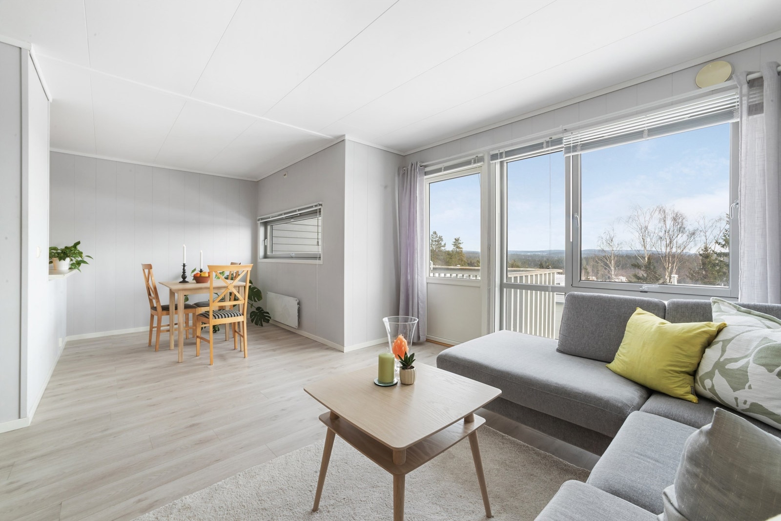 Stue og kjøkken ligger i en delvis åpen løsning, noe som skaper en sosial atmosfære ved middagslaging og besøk Galleribilde