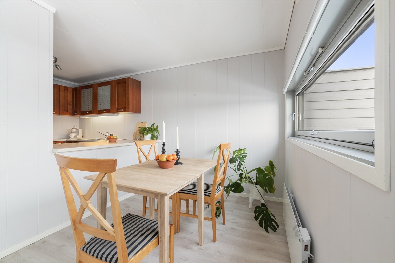 Spisebord og stoler kan plasseres i praktisk tiknytning til kjøkkenet Galleribilde