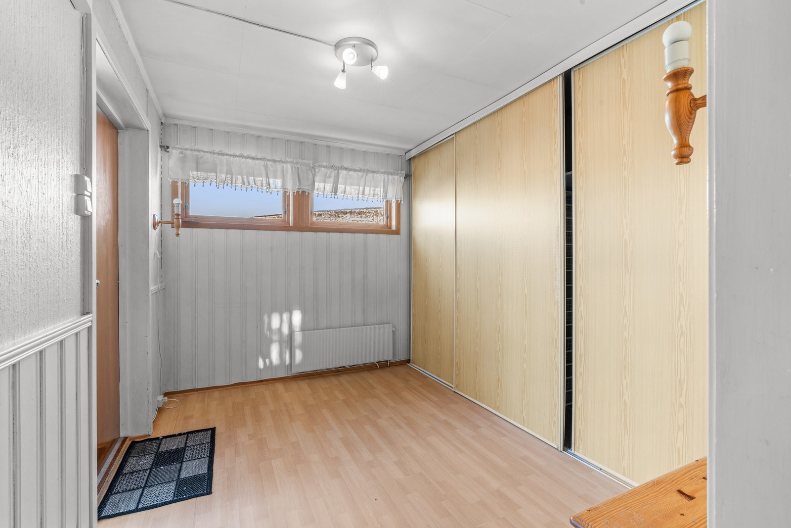 Velkommen inn - romslig entré med stor skyvedørsgarderobe som gir rikelig med lagringsplass Galleribilde