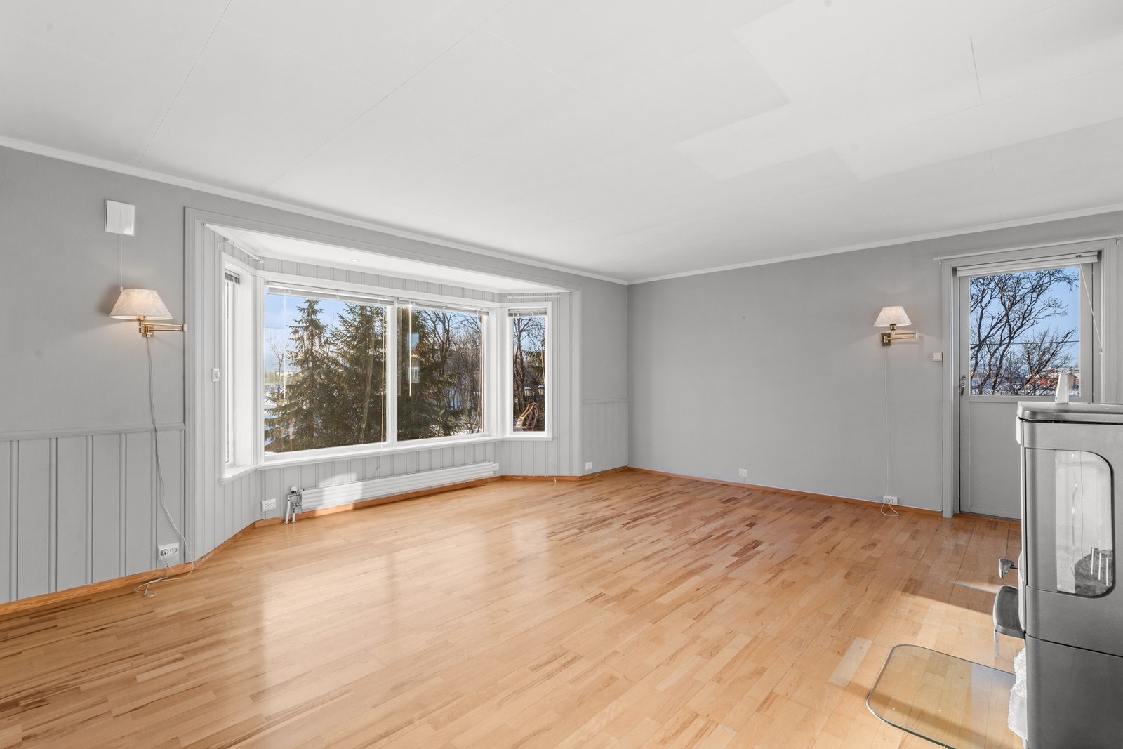 Stuen har en koselig karnapp med gode vindusflater Galleribilde