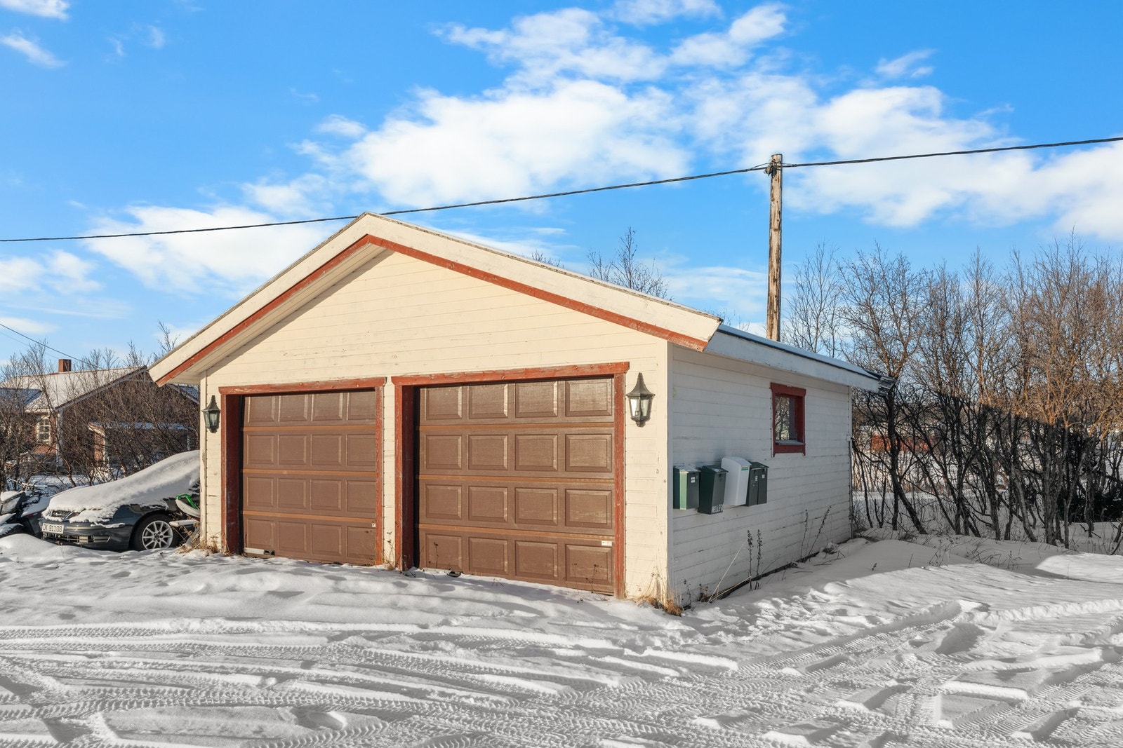 Dobbel garasje som er oppført på tilleggstomt med punktfeste Galleribilde