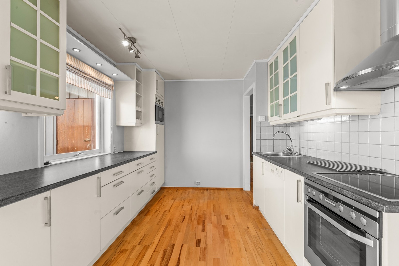 Det er godt med skap- og benkeplass, og vinduet ved kjøkkenbenken gir godt arbeidslys Galleribilde