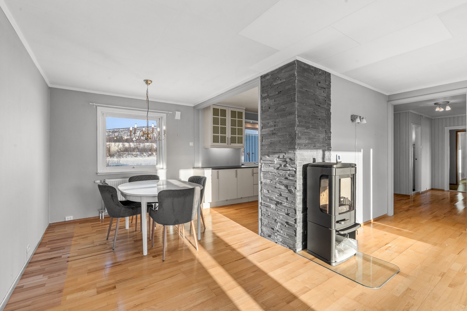 Spisestuen er nærtliggende kjøkkenet Galleribilde