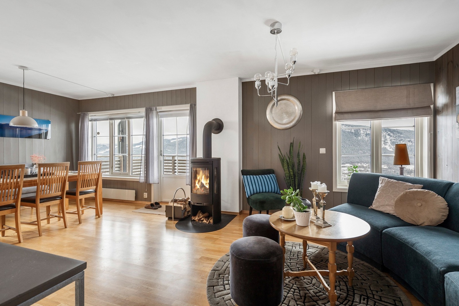 Lys stue med store vinduer som byr på nydelig utsikt. Galleribilde